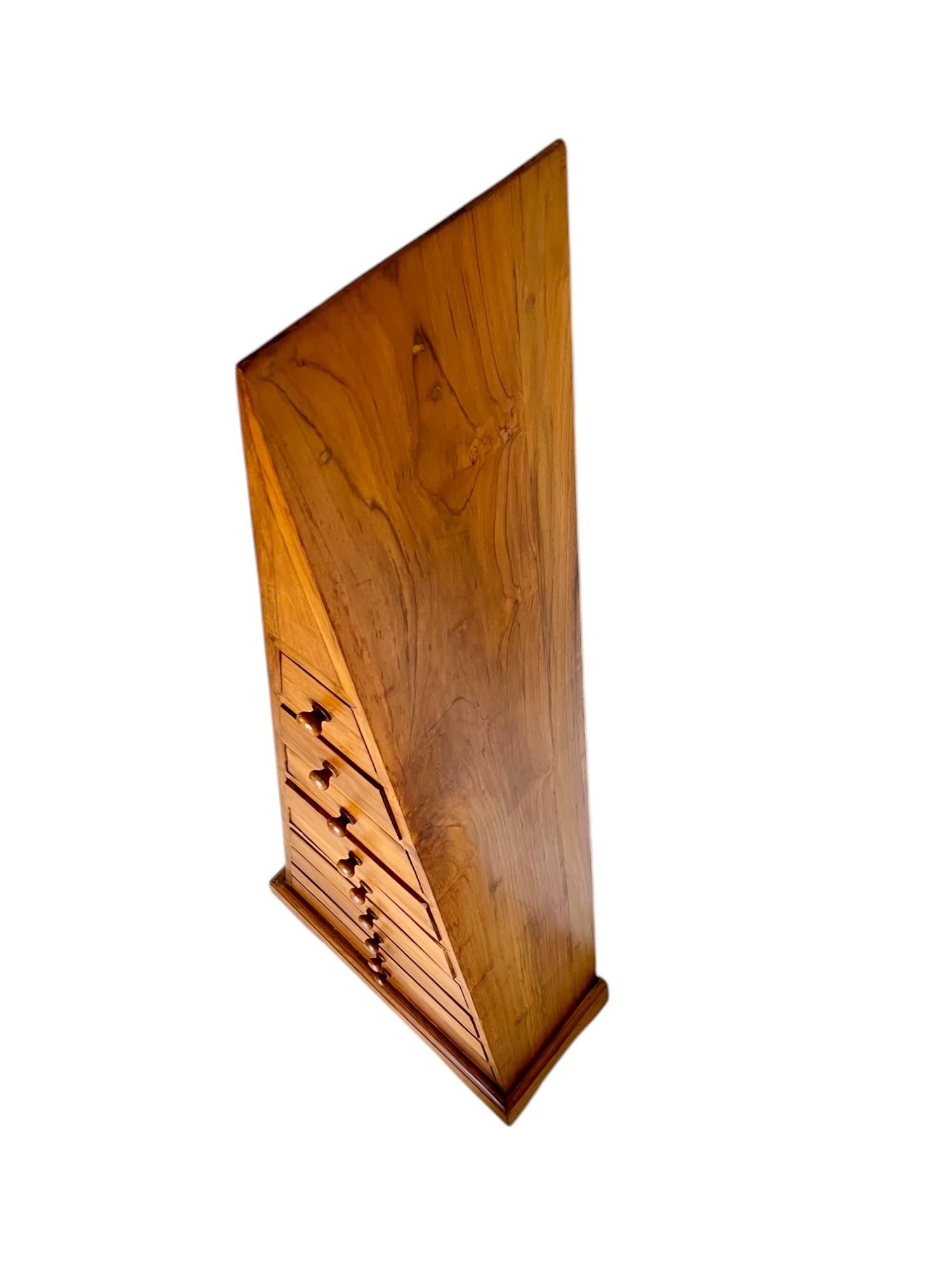 Cassettiera Pyramid Form Wood, anni '90 in vendita 1