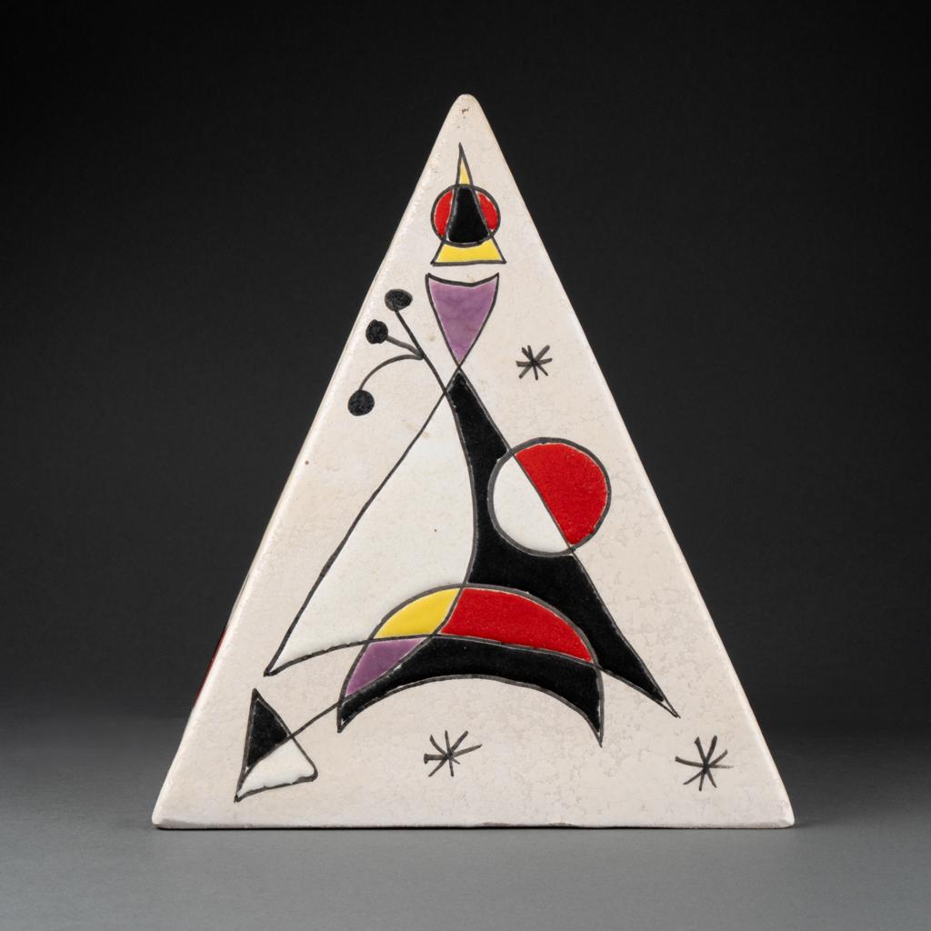 Pyramid in scarified enameled ceramic with 