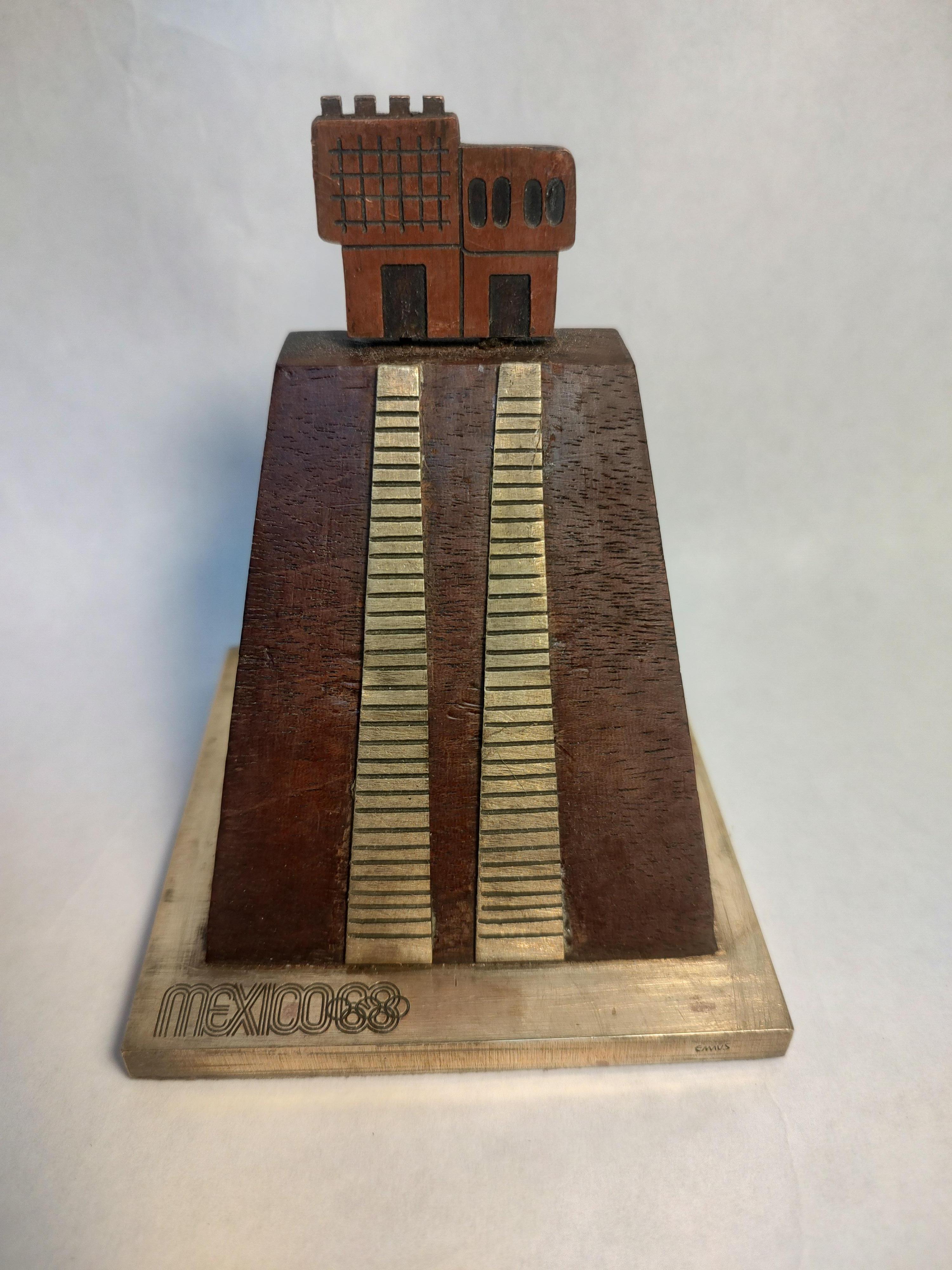 Arte popolare Piramide in legno e metalli misti di EMAUS, souvenir originale delle Olimpiadi di Wood 68 in vendita