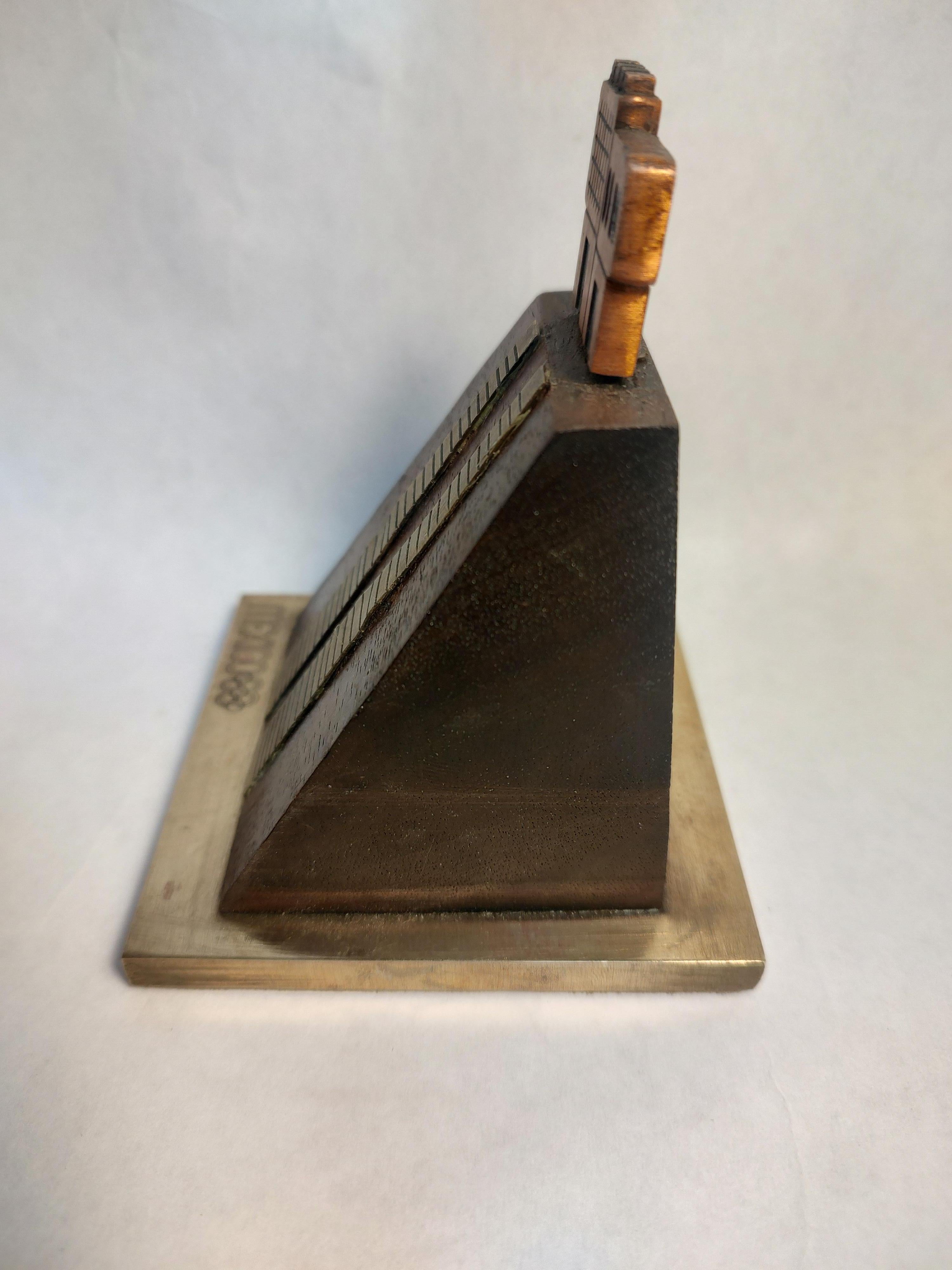 Messicano Piramide in legno e metalli misti di EMAUS, souvenir originale delle Olimpiadi di Wood 68 in vendita