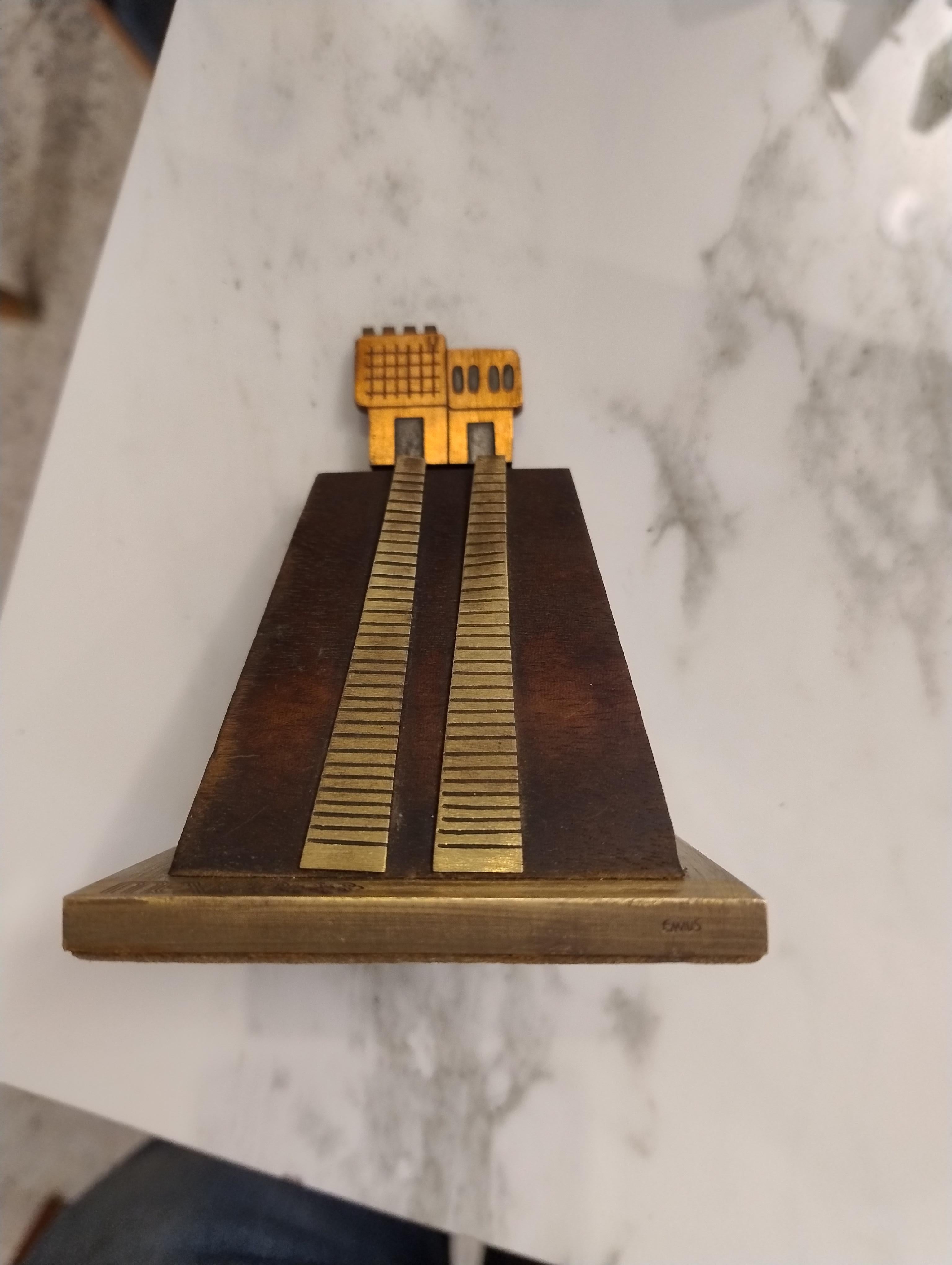 Fatto a mano Piramide in legno e metalli misti di EMAUS, souvenir originale delle Olimpiadi di Wood 68 in vendita
