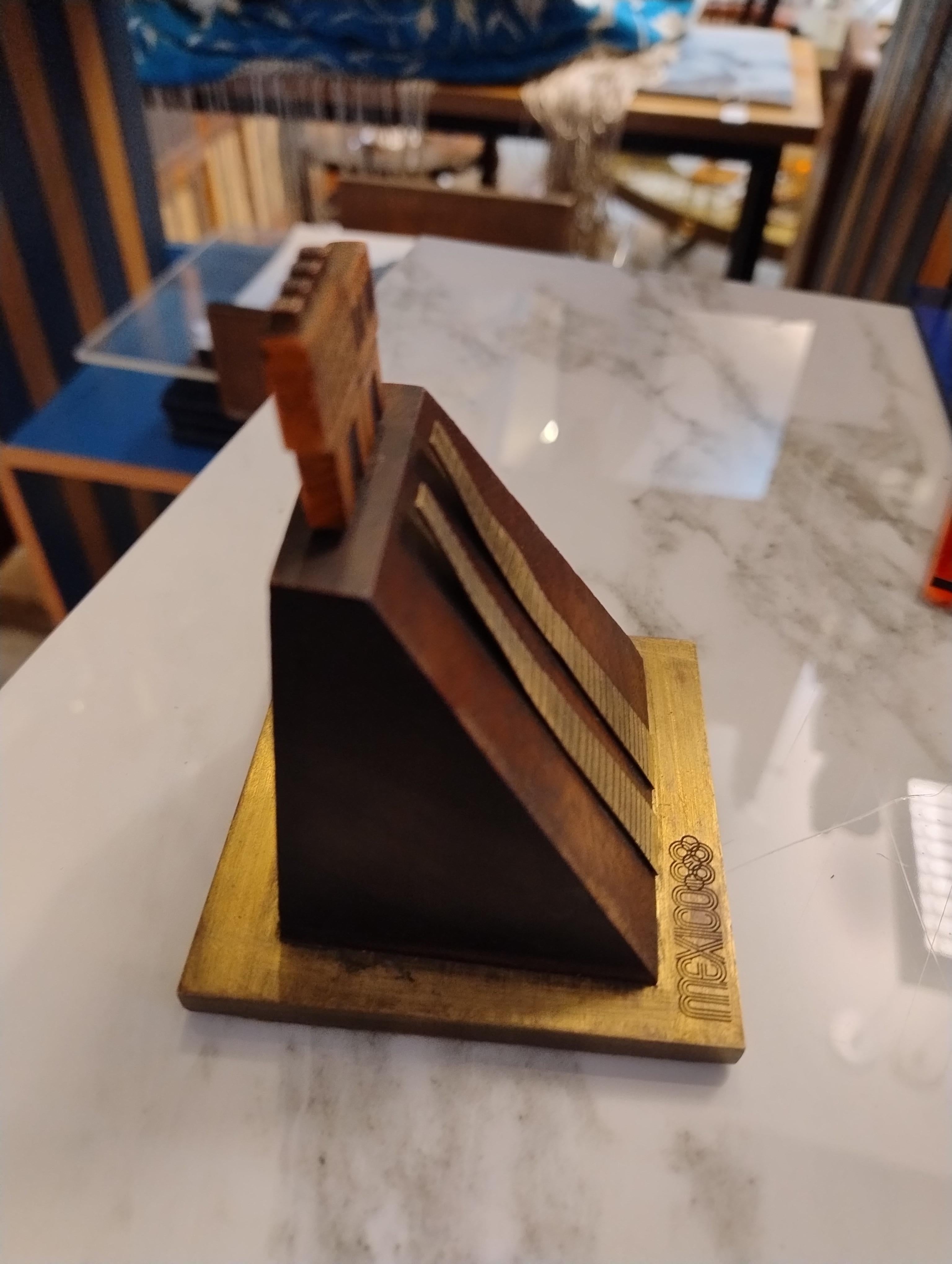 Piramide in legno e metalli misti di EMAUS, souvenir originale delle Olimpiadi di Wood 68 In condizioni buone in vendita a Mexico, DF
