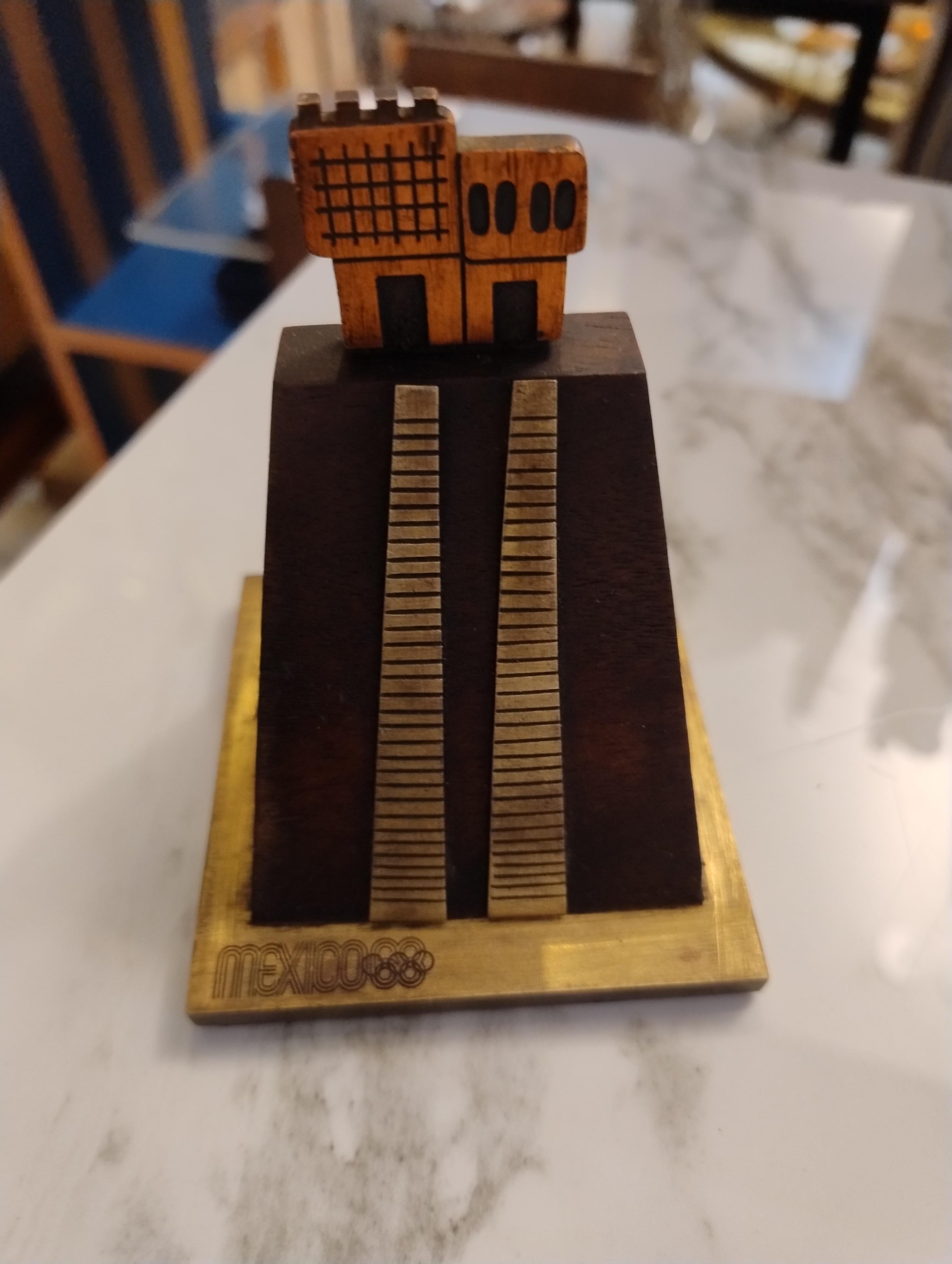 Metà XX secolo Piramide in legno e metalli misti di EMAUS, souvenir originale delle Olimpiadi di Wood 68 in vendita