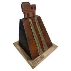 Pyramide aus Holz und gemischten Metallen von EMAUS, Original souvenir Mexiko 68 Olympische Spiele