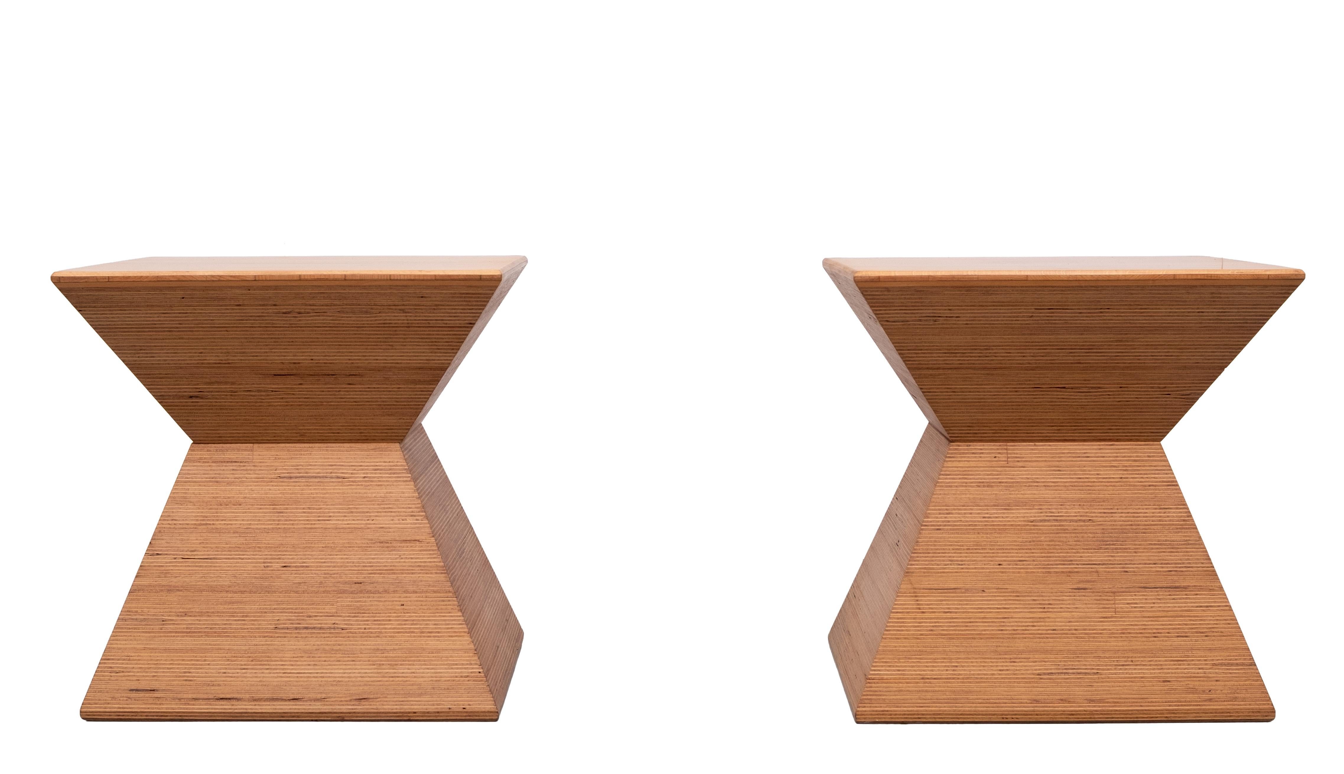 Magnifiques tables d'appoint en forme de pyramide, fabriquées à la main en hêtre massif stratifié.
très lourd . 1970 . Hollandais 
