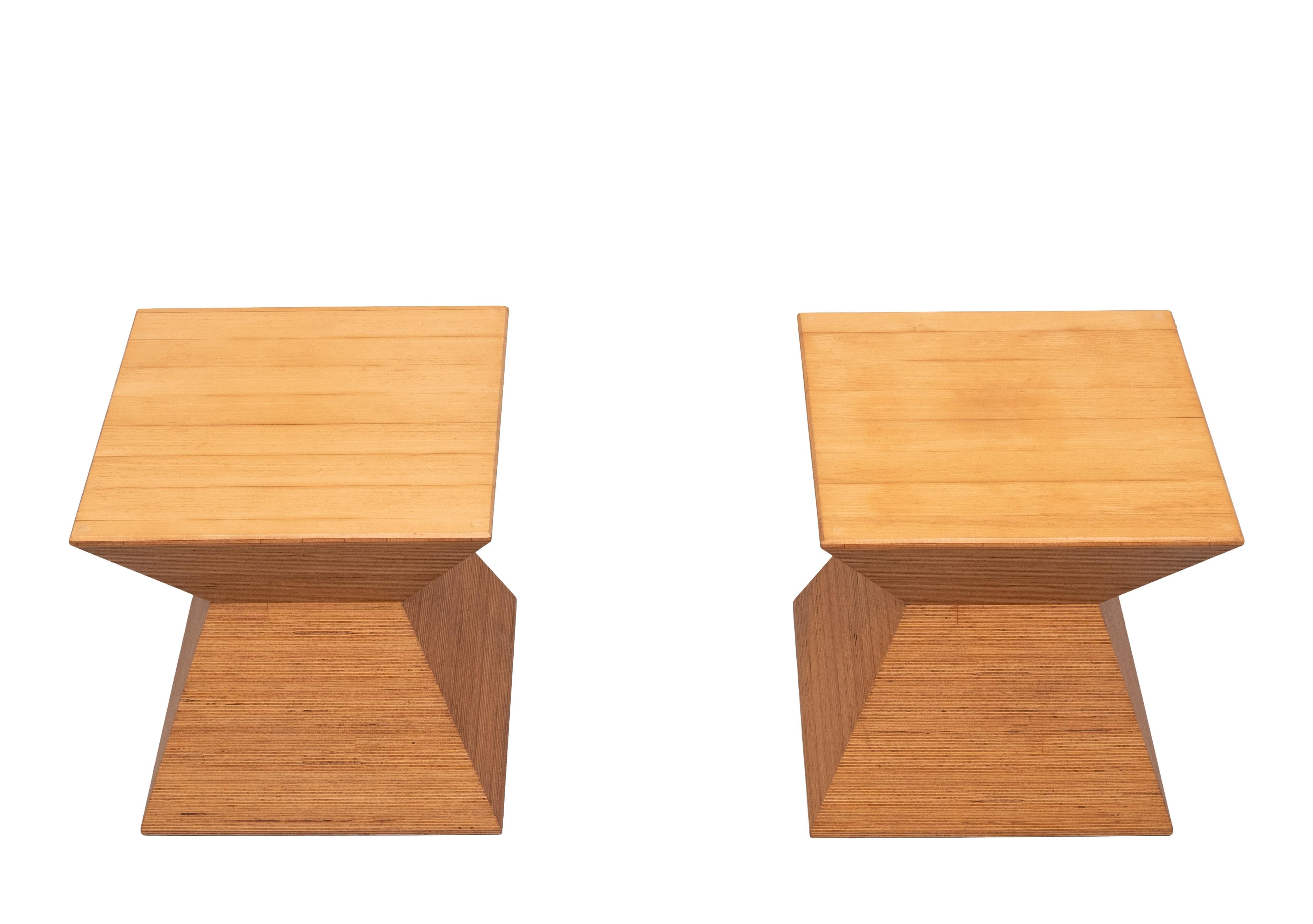 Mid-Century Modern Tables d'appoint en hêtre lamellé-collé Pyramide 1970 Hollande en vente