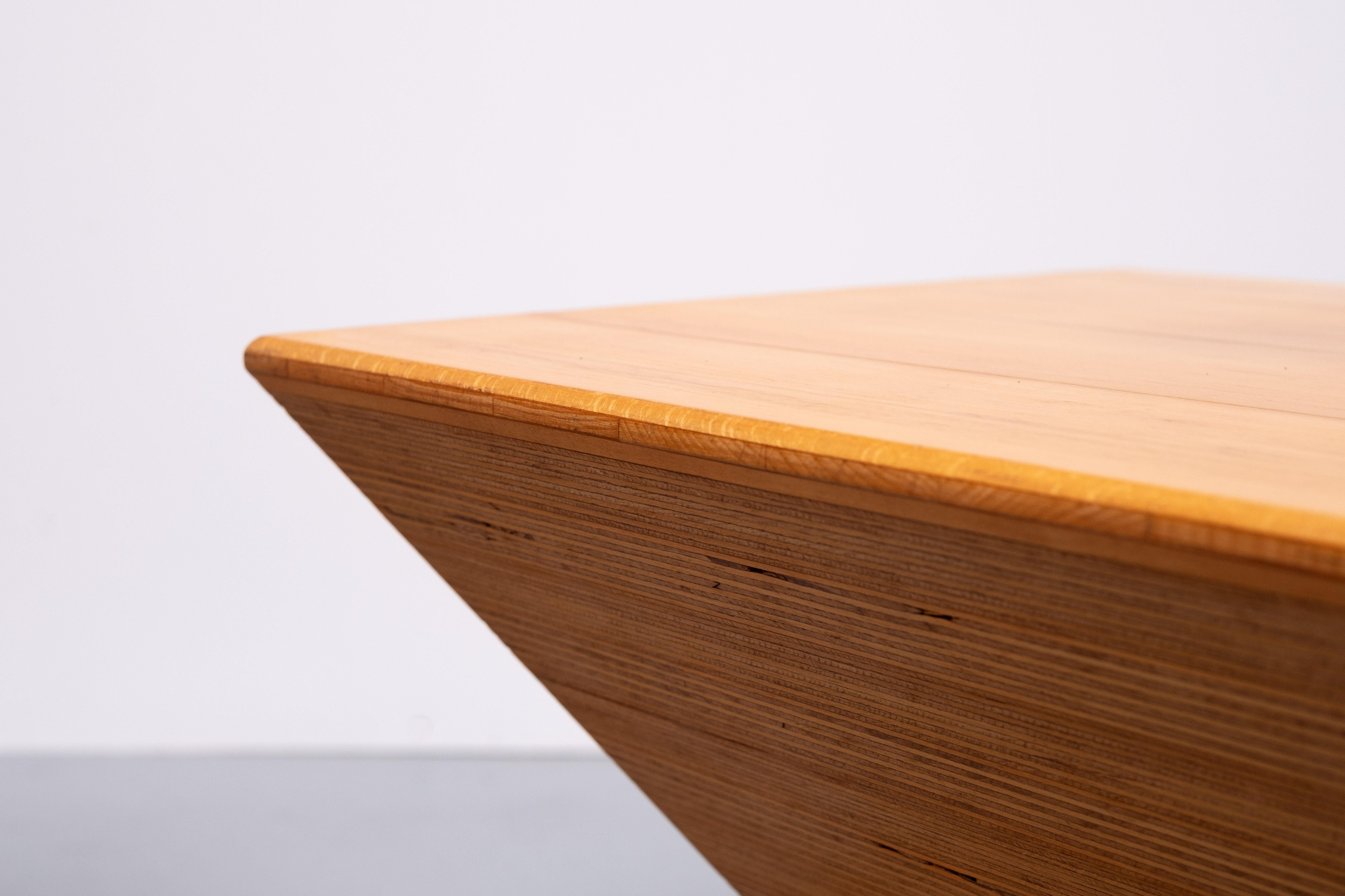 Stratifié Tables d'appoint en hêtre lamellé-collé Pyramide 1970 Hollande en vente