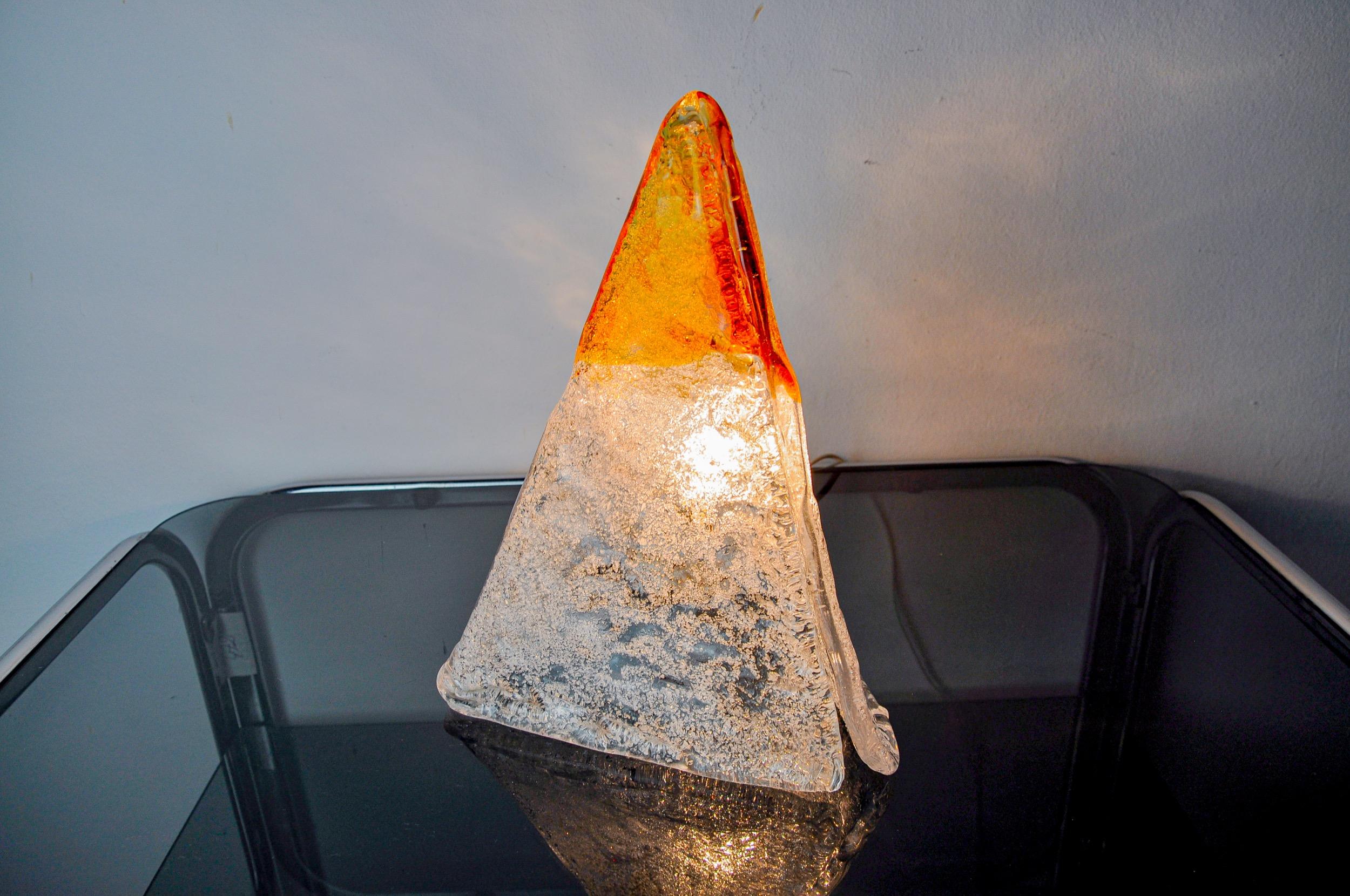 Superba e rara lampada piramidale bicolore di Mazzega Murano, progettata e prodotta a Murano, in Italia, negli anni Settanta. Questa lampada è in uno stato di conservazione eccellente. Un raro oggetto di design che illuminerà meravigliosamente i