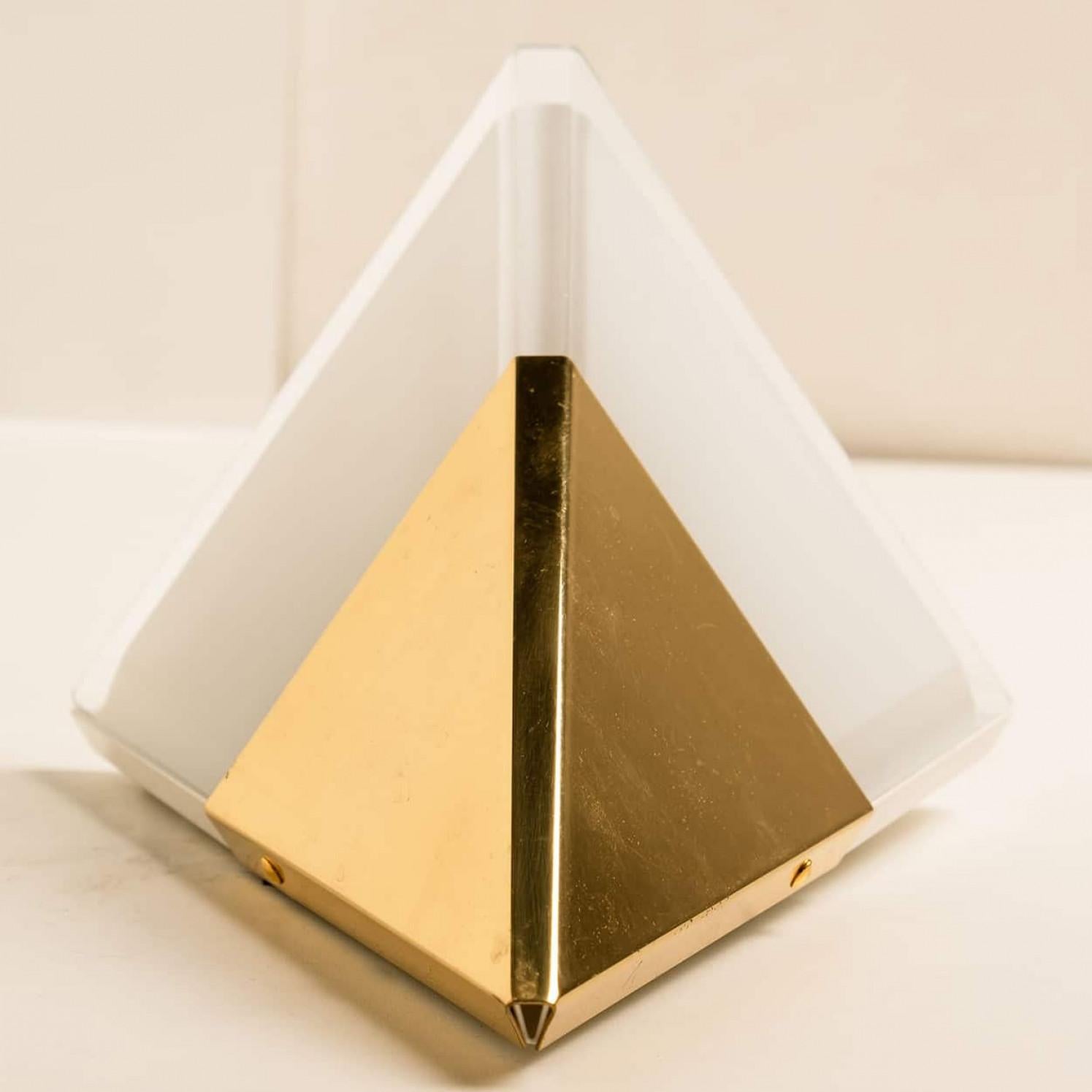 Applique a piramide in vetro lattimo e ottone di Glashütte Limburg, anni '70 in vendita 2