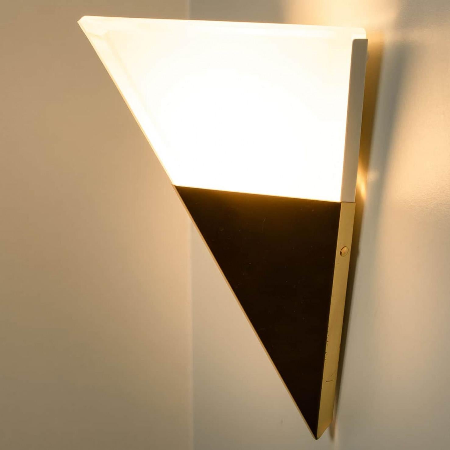 Applique a piramide in vetro lattimo e ottone di Glashütte Limburg, anni '70 in vendita 3