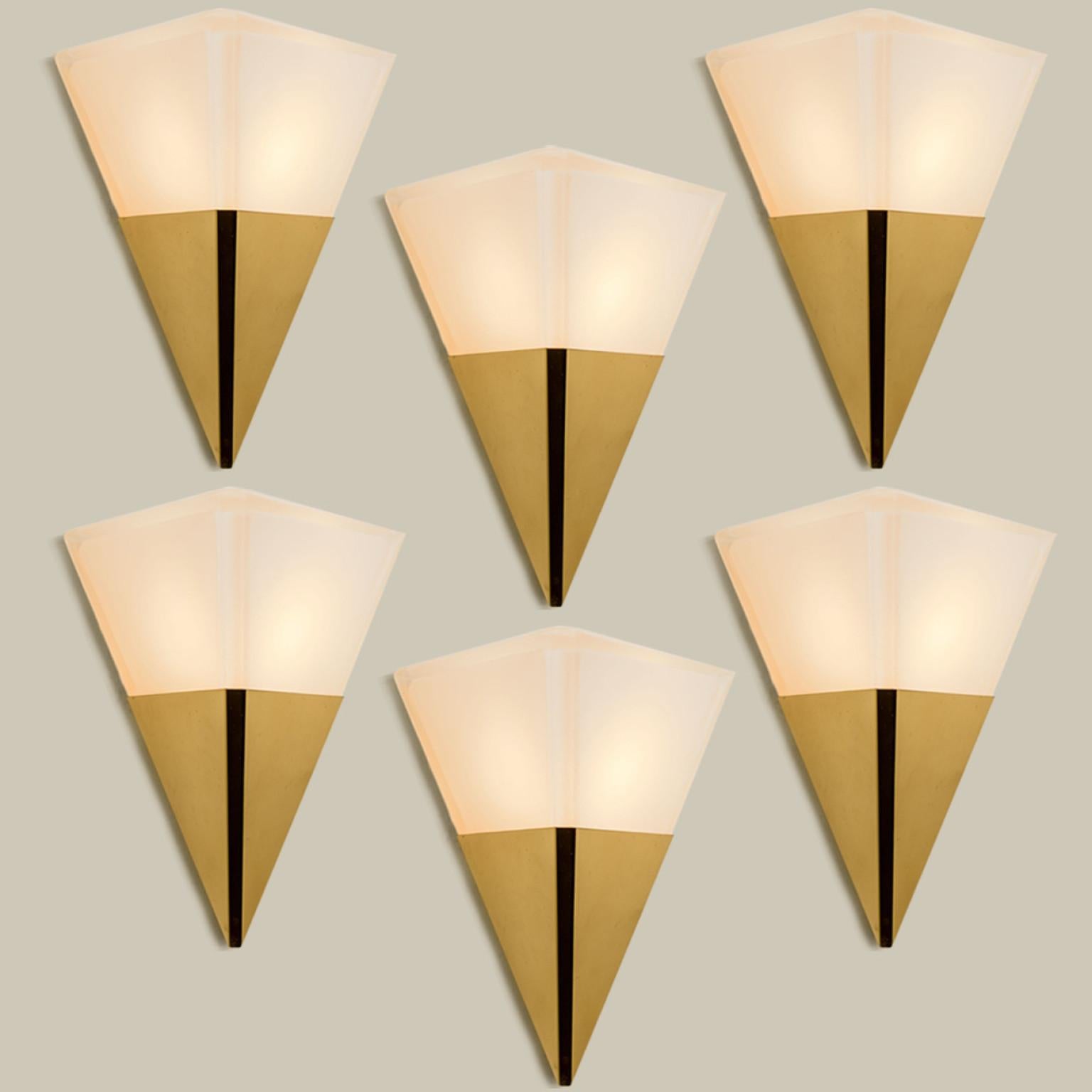 Pyramidenförmige Wandleuchten aus weißem Opalglas mit Messingdetails. Hergestellt von Glashütte Limburg in Deutschland in den 1970er Jahren. (Anfang der 1970er Jahre).

Schöne Handwerkskunst. Minimalistisches, geometrisches und einfach geformtes
