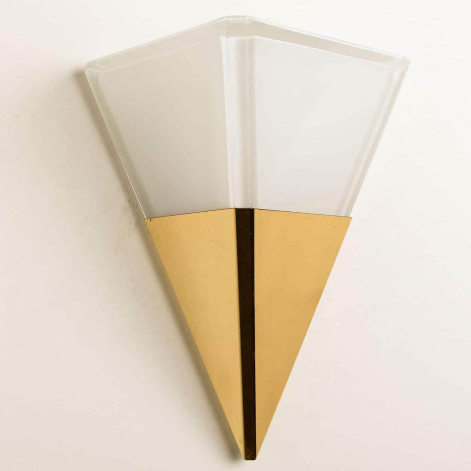 Applique a forma di piramide in vetro opalino bianco con dettagli in ottone. Prodotto da Glashütte Limburg in Germania negli anni Settanta. (inizio anni '70).

Ottima fattura. Design minimale, geometrico e dalle forme semplici.

Si prega di notare