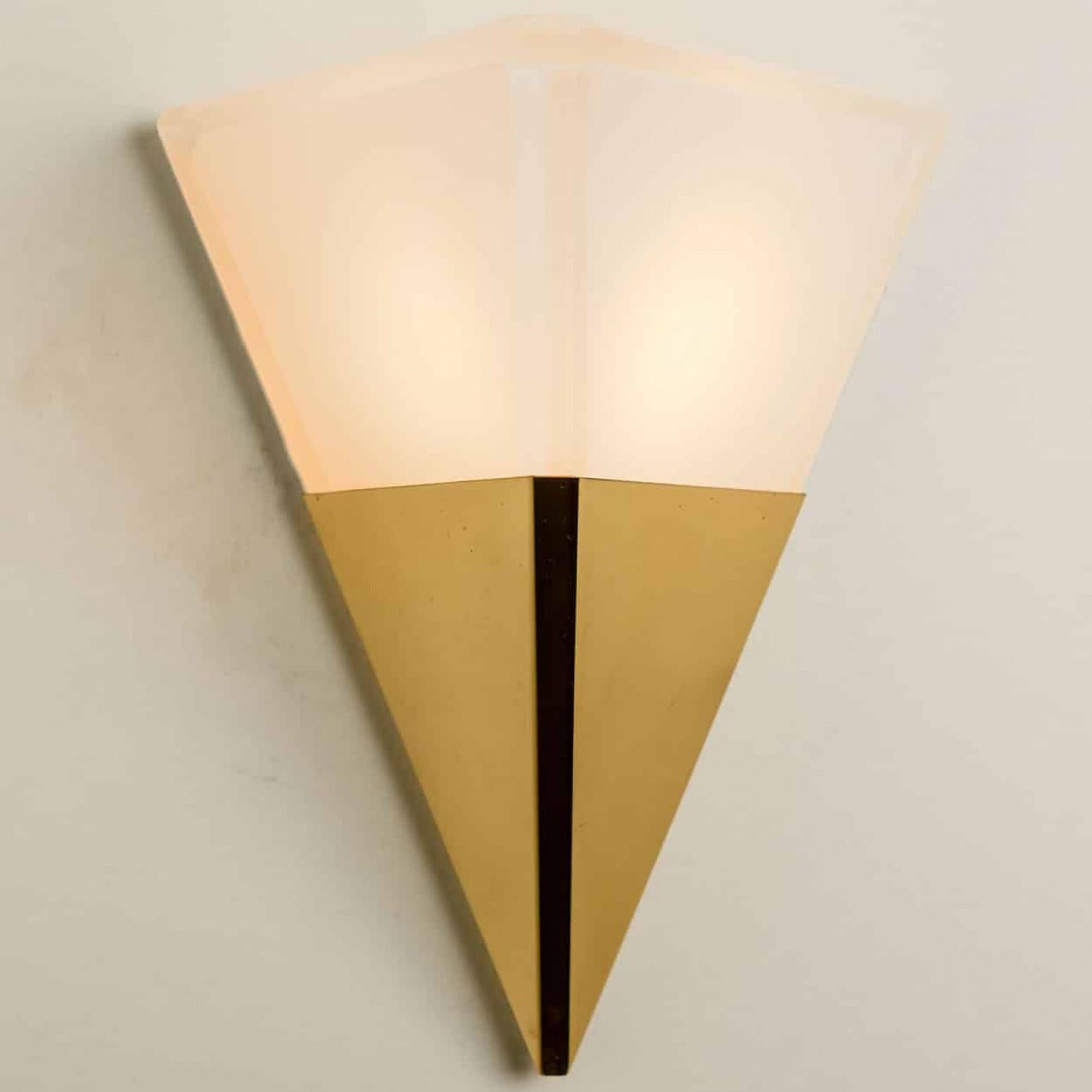 Tedesco Applique a piramide in vetro lattimo e ottone di Glashütte Limburg, anni '70 in vendita