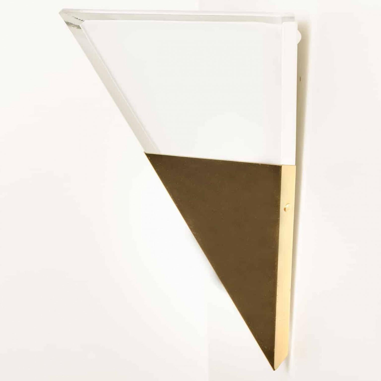 Applique a piramide in vetro lattimo e ottone di Glashütte Limburg, anni '70 In condizioni buone in vendita a Rijssen, NL