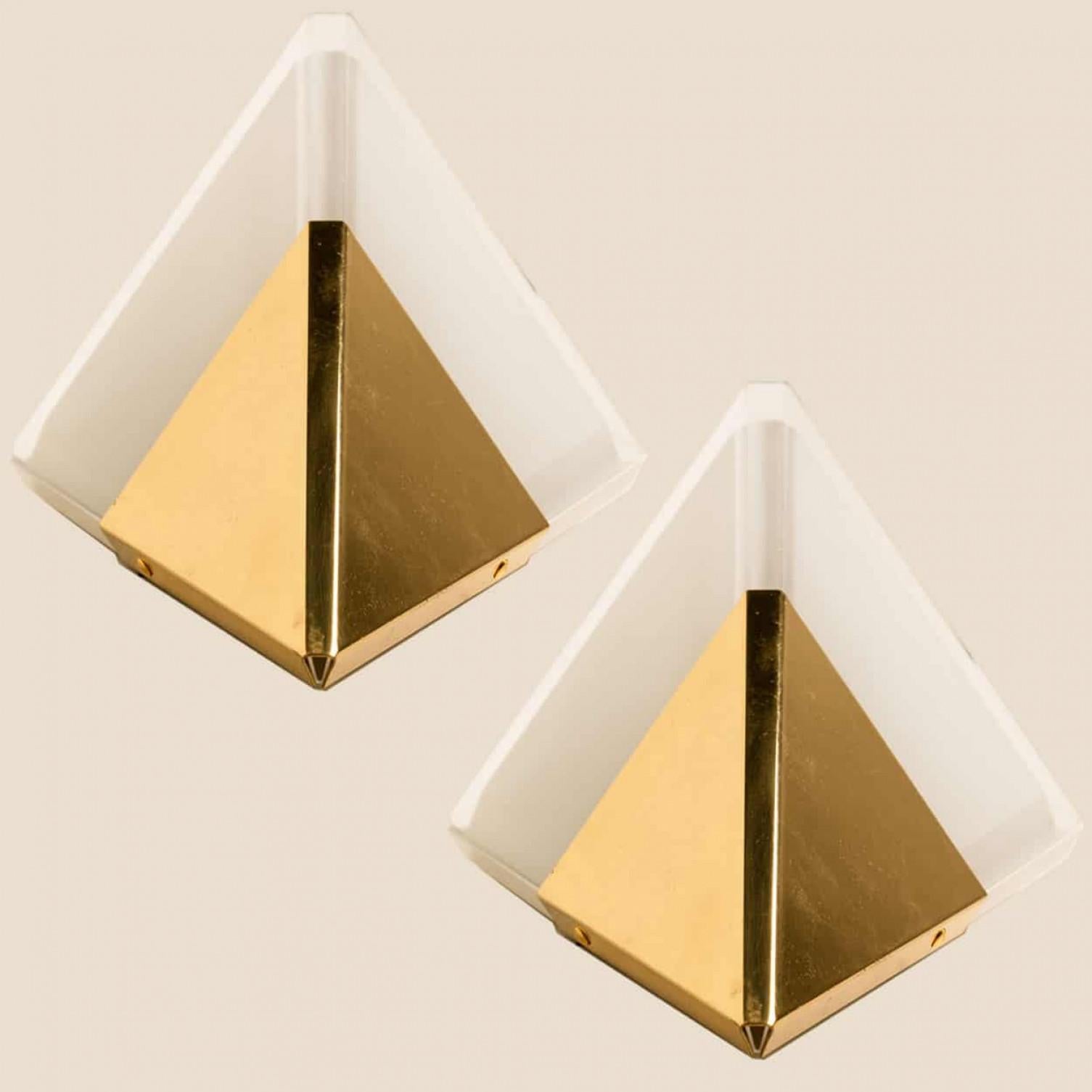 Fine XX secolo Applique a piramide in vetro lattimo e ottone di Glashütte Limburg, anni '70 in vendita