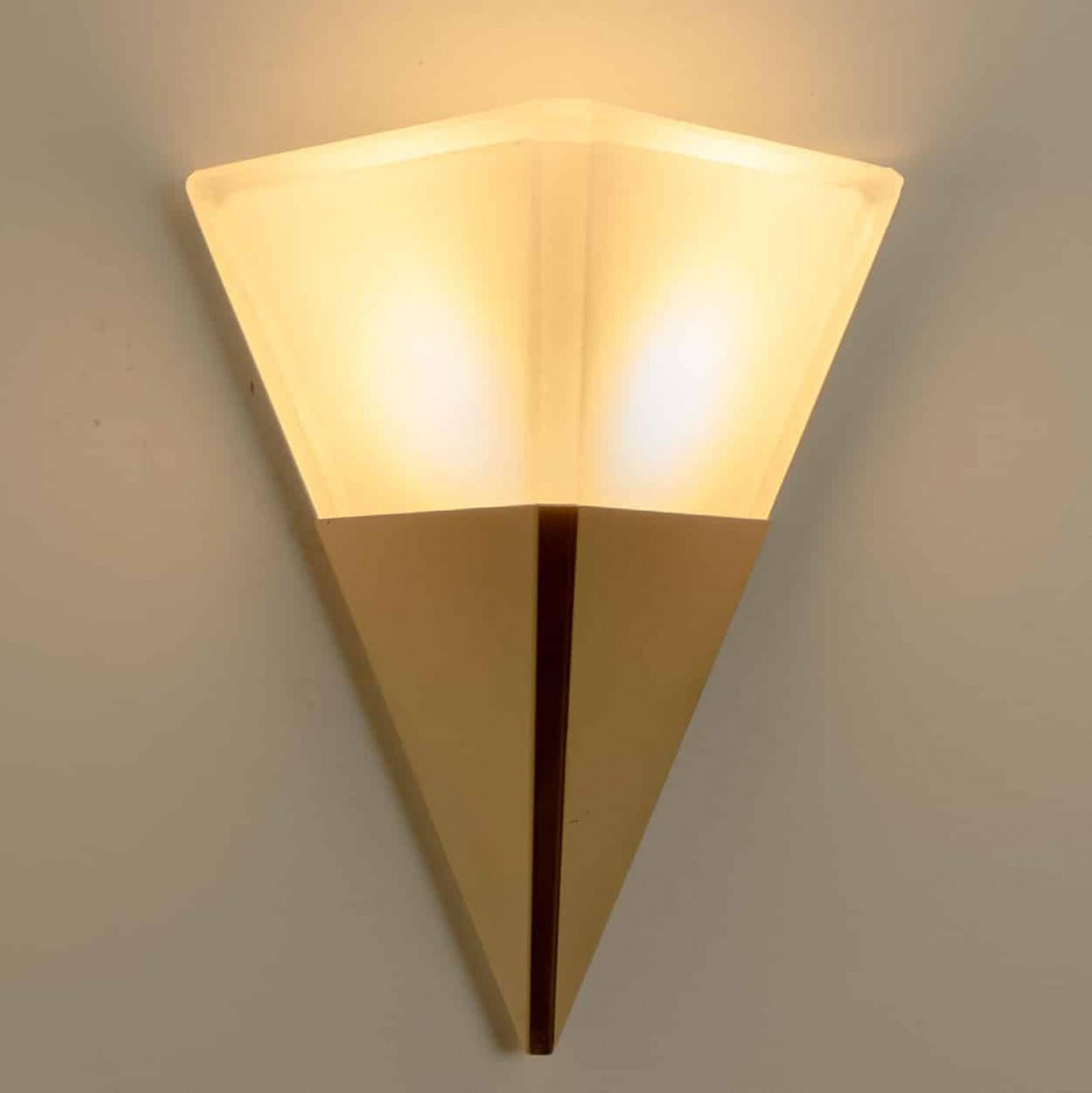 Ottone Applique a piramide in vetro lattimo e ottone di Glashütte Limburg, anni '70 in vendita