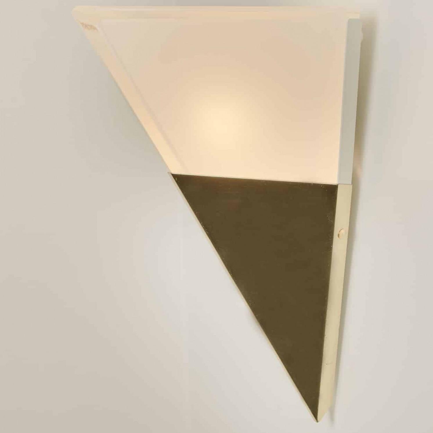 Applique a piramide in vetro lattimo e ottone di Glashütte Limburg, anni '70 in vendita 1