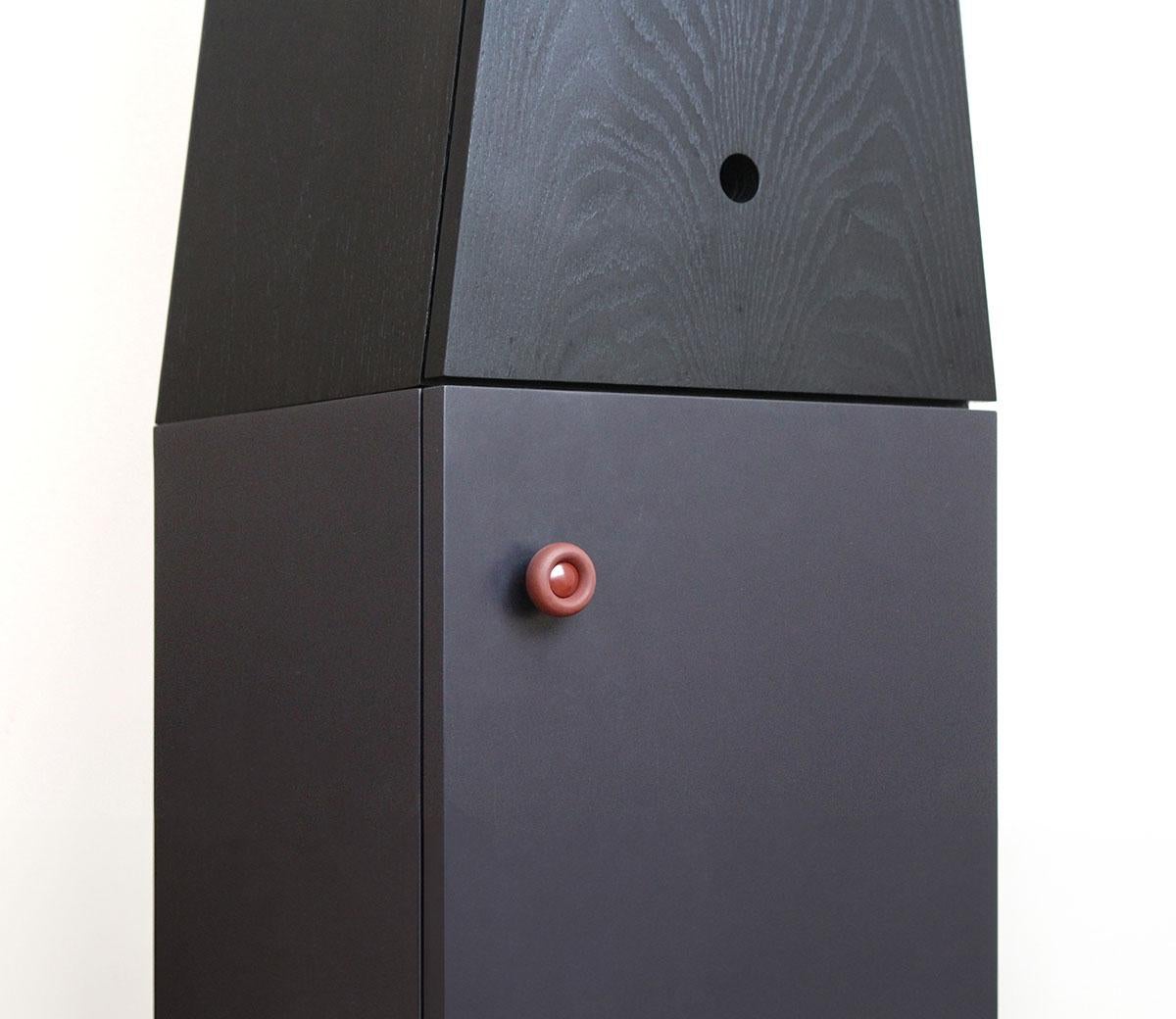 Moderno Armadio a doghe Pyramid Oak con cassetti di Clay Brown in vendita