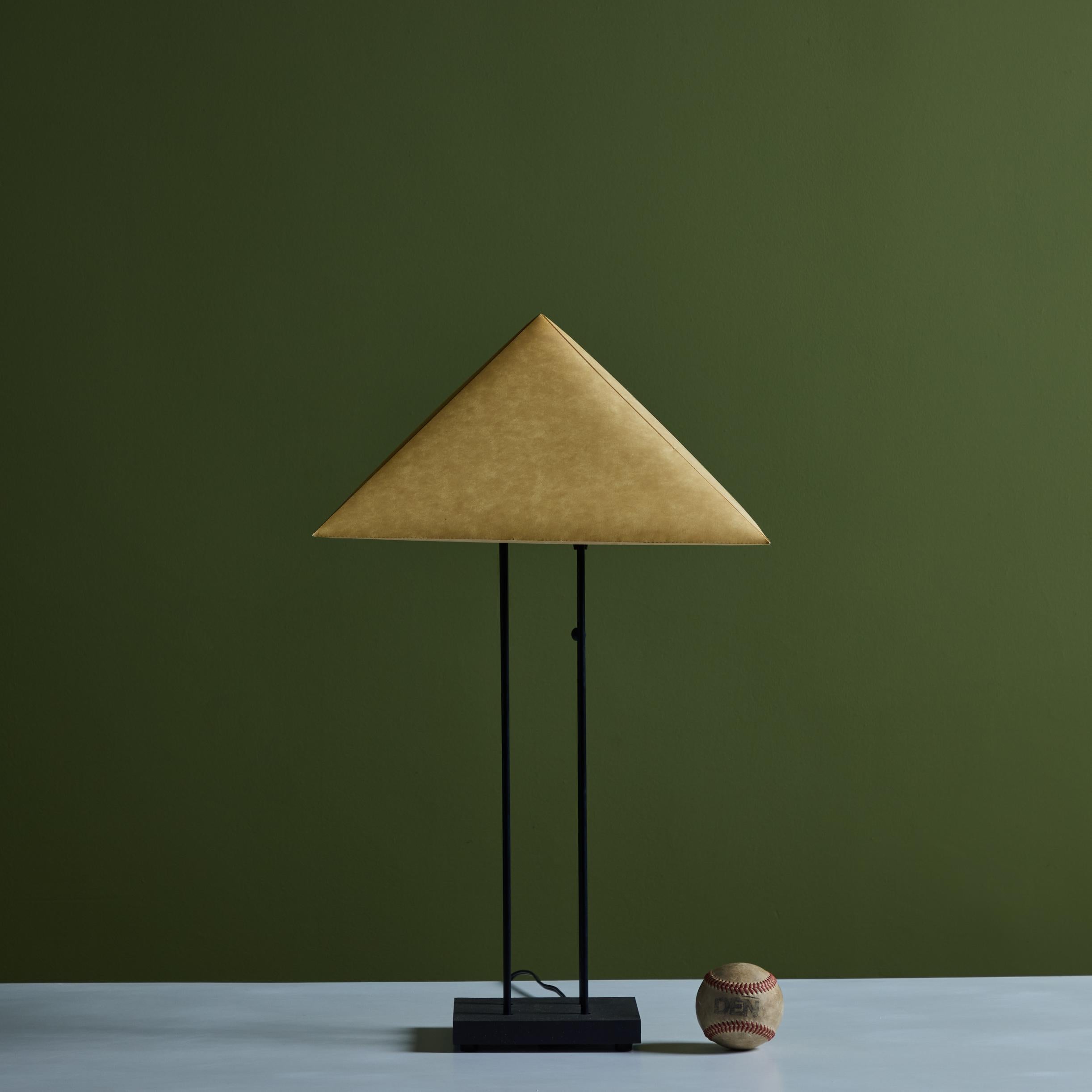Postmoderne Lampe de table pyramide à abat-jour en papier