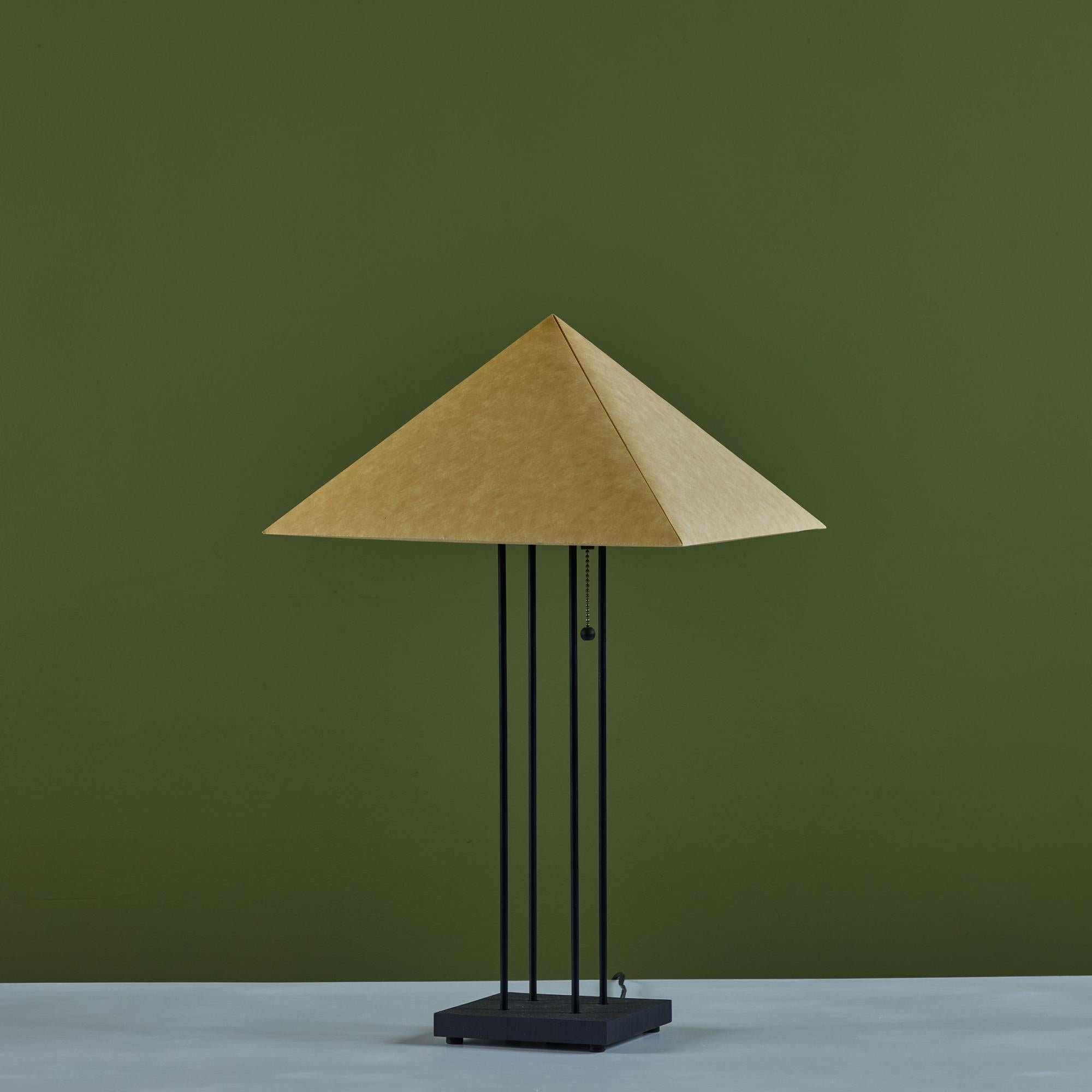 Américain Lampe de table pyramide à abat-jour en papier