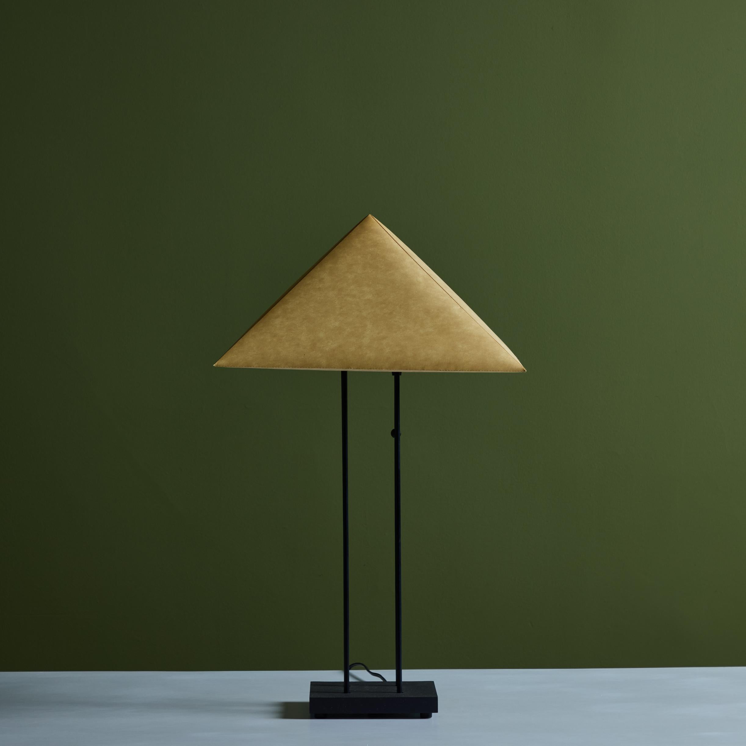 Émaillé Lampe de table pyramide à abat-jour en papier