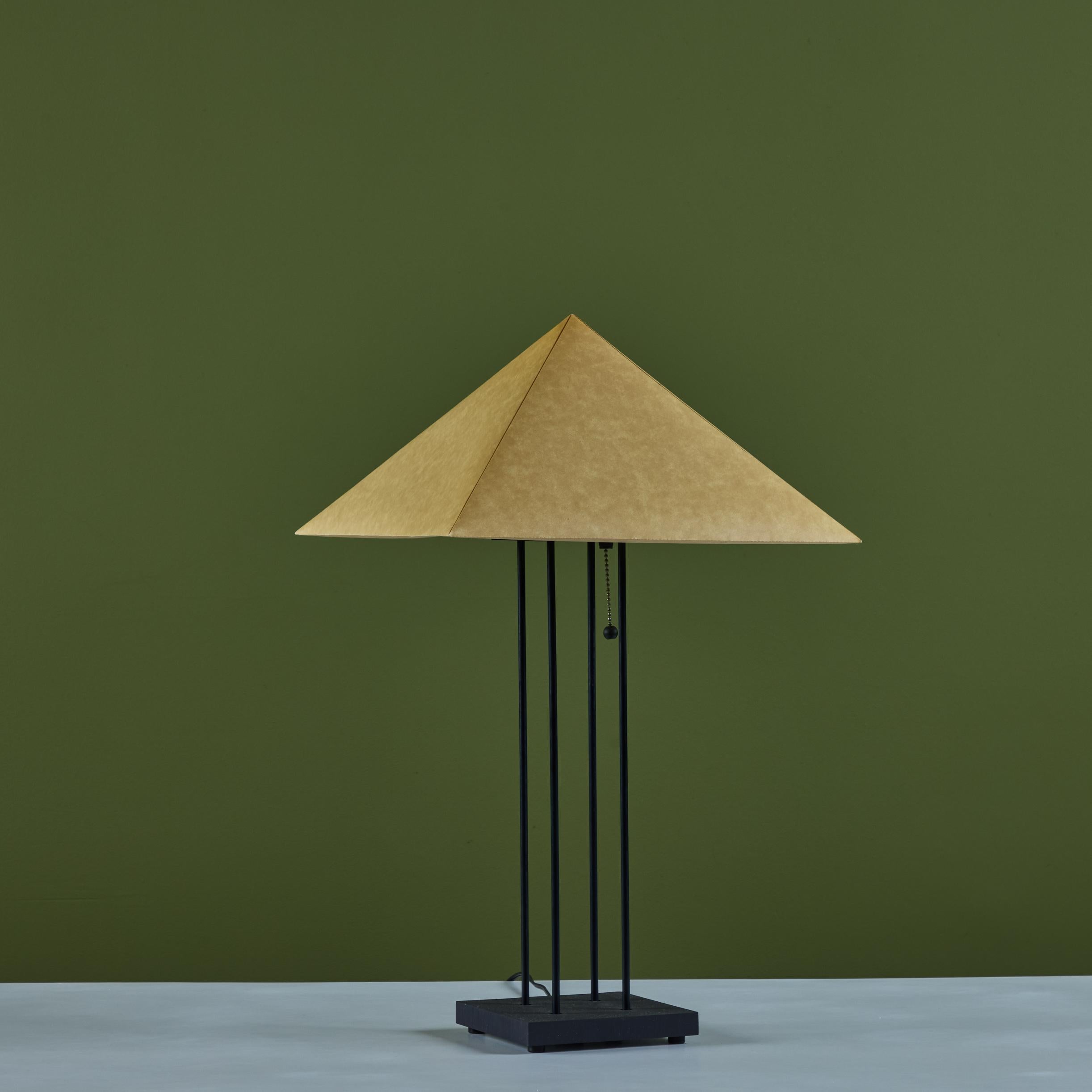 Lampe de table pyramide à abat-jour en papier Bon état à Los Angeles, CA