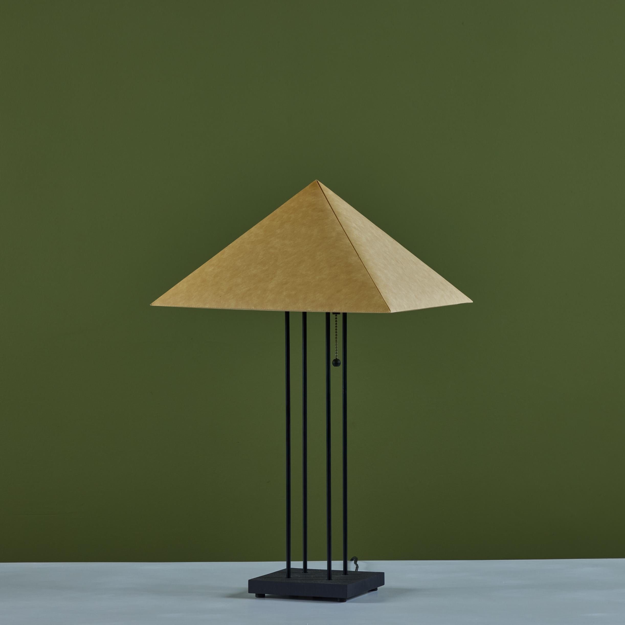 20ième siècle Lampe de table pyramide à abat-jour en papier