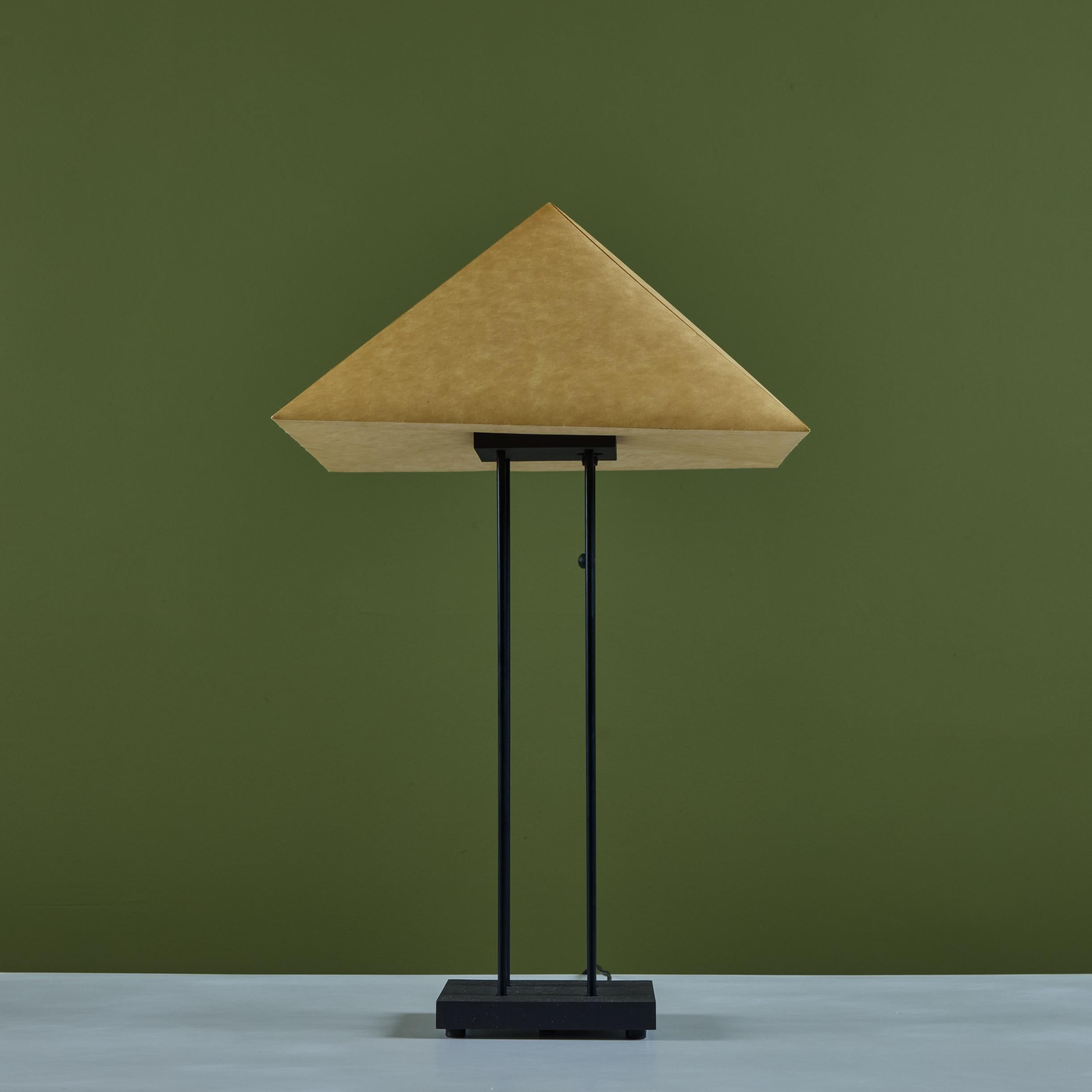 Papier Lampe de table pyramide à abat-jour en papier
