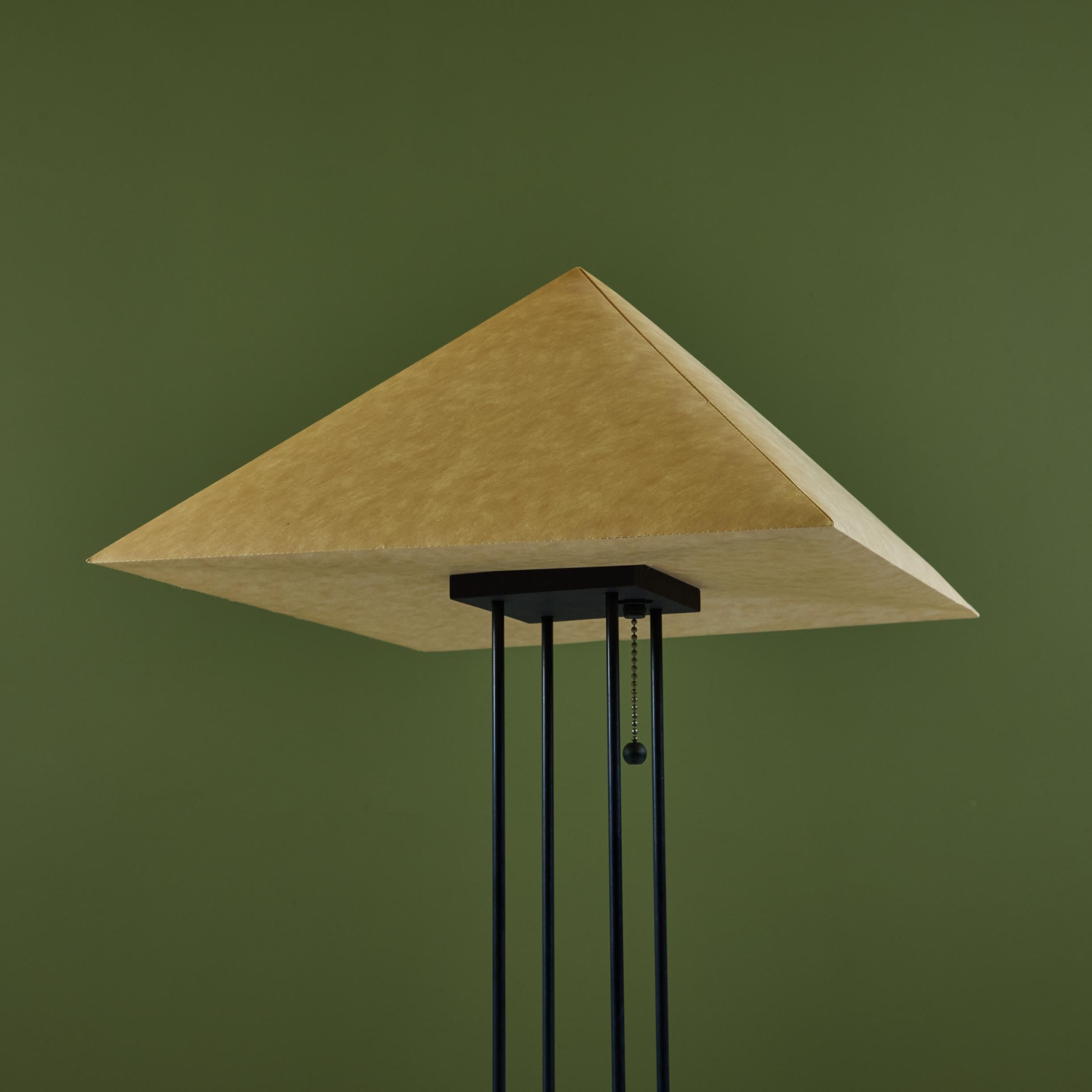 Lampe de table pyramide à abat-jour en papier 1