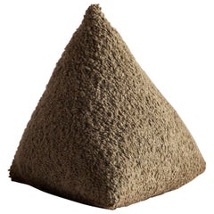 Hunt Modernes Pyramiden-Kissen aus Sandra Jordan Prima Alpaca-Bouclé in Barley