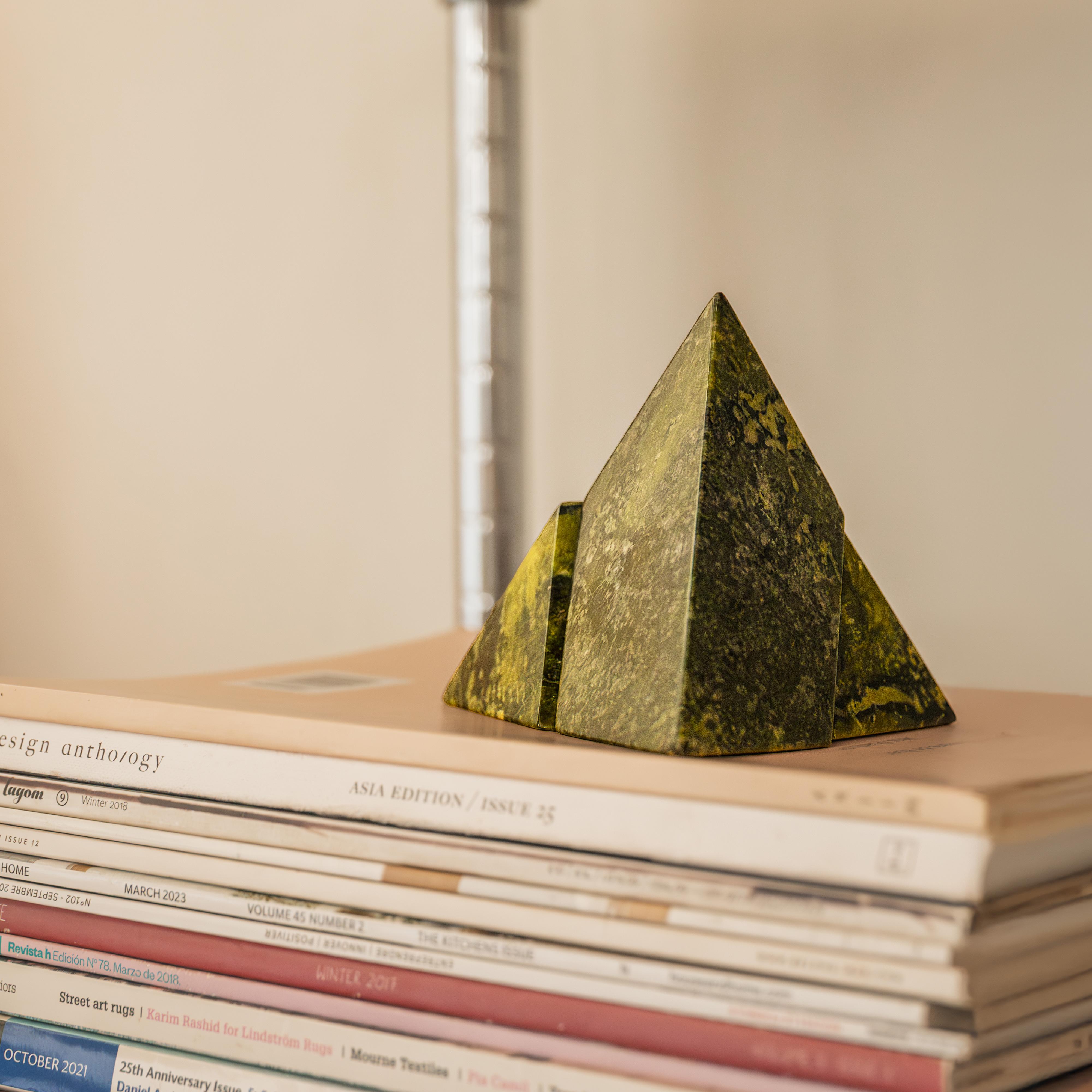 Péruvien Sculpture puzzle pyramidale vert serpentin en vente