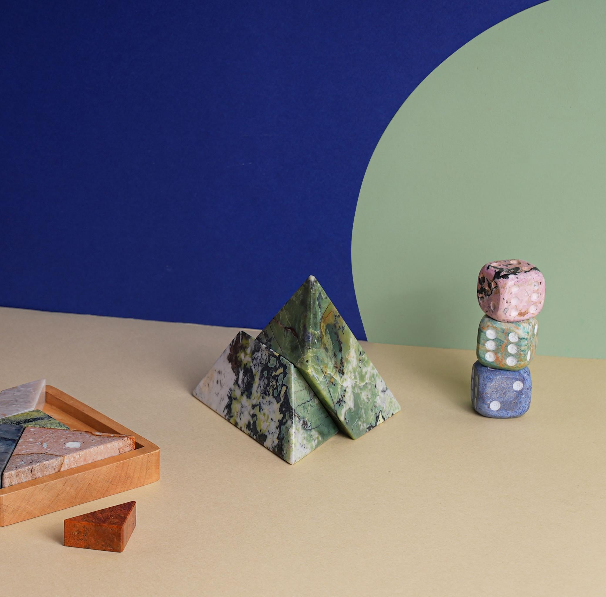 Sculpté Sculpture puzzle pyramidale vert serpentin en vente