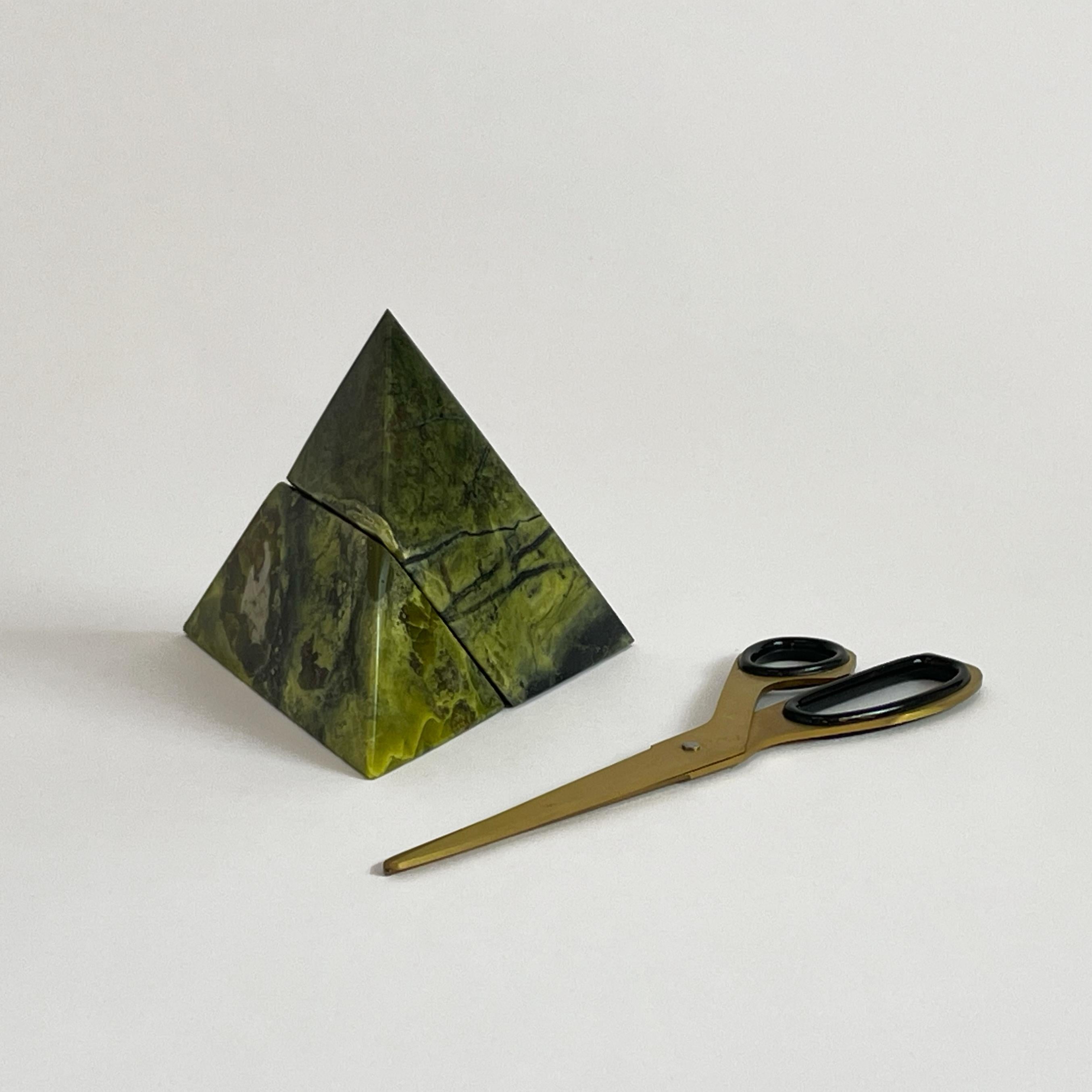XXIe siècle et contemporain Sculpture puzzle pyramidale vert serpentin en vente