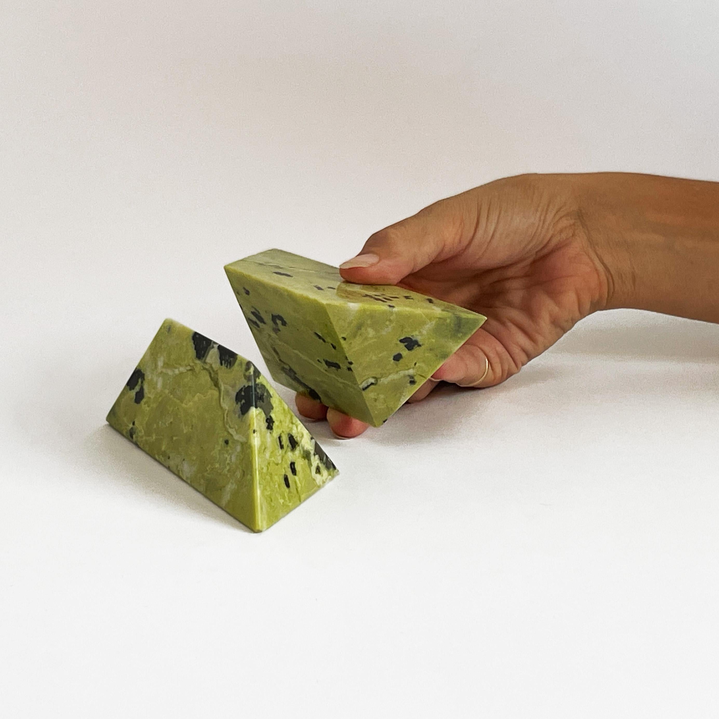Pierre Sculpture puzzle pyramidale vert serpentin en vente