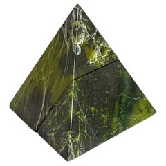 Sculpture puzzle pyramidale vert serpentin