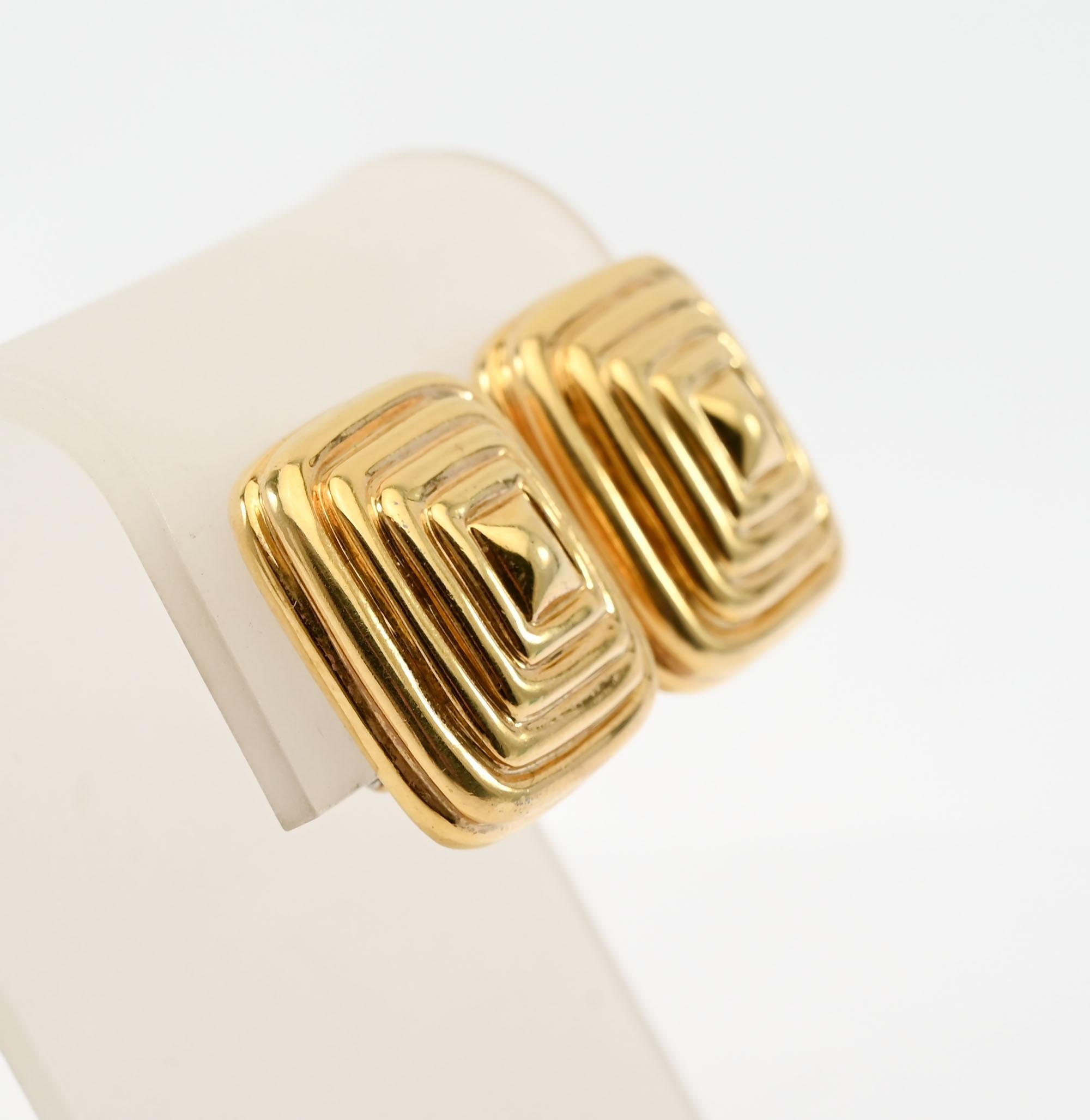 Pyramid Shape Gold Earrings In Excellent Condition For Sale In Darnestown, MD