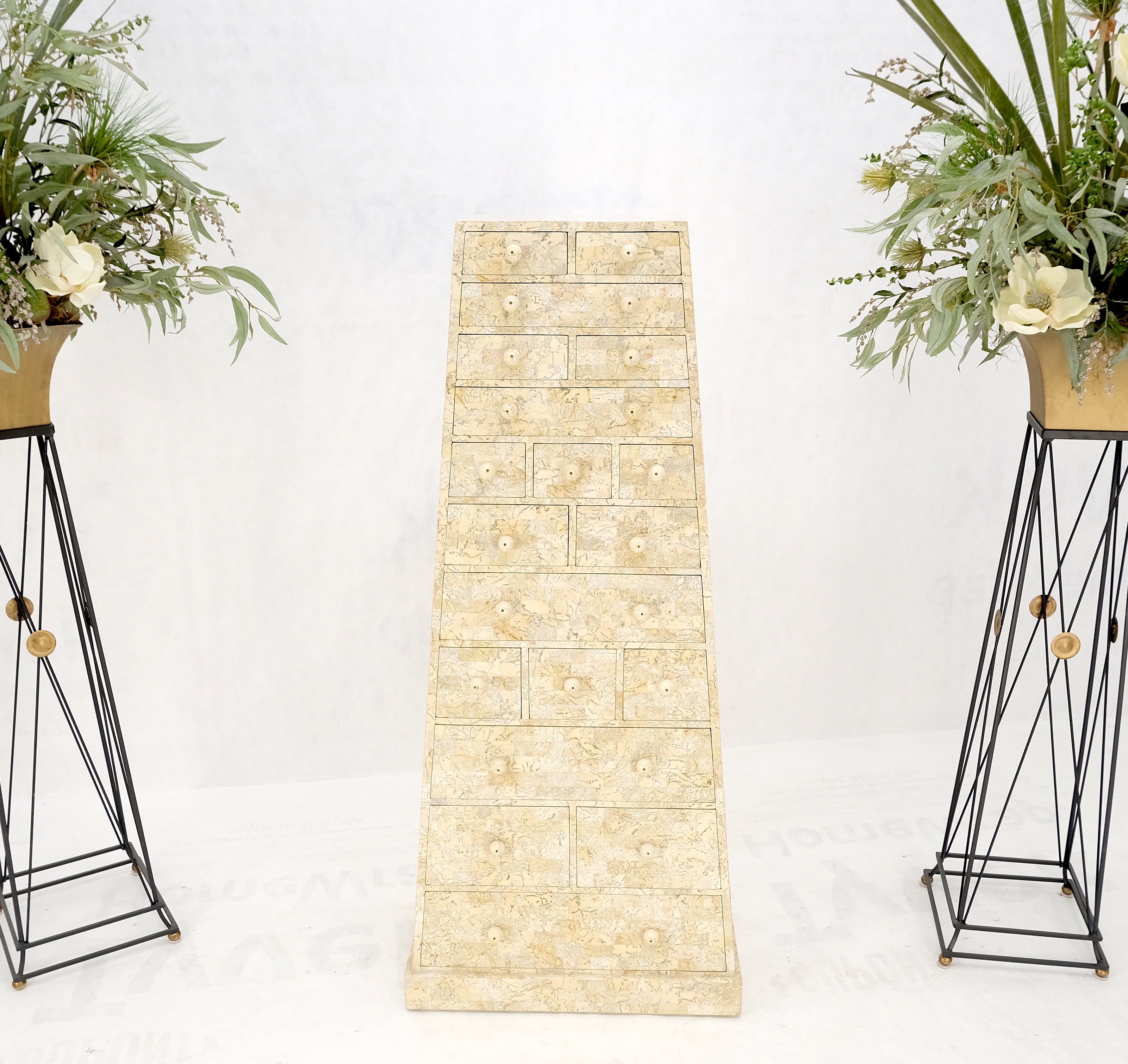 Mid-Century Modern Tirettes à billes en pierre tessellée en forme de pyramide pour commode haute tiroir MINT en vente
