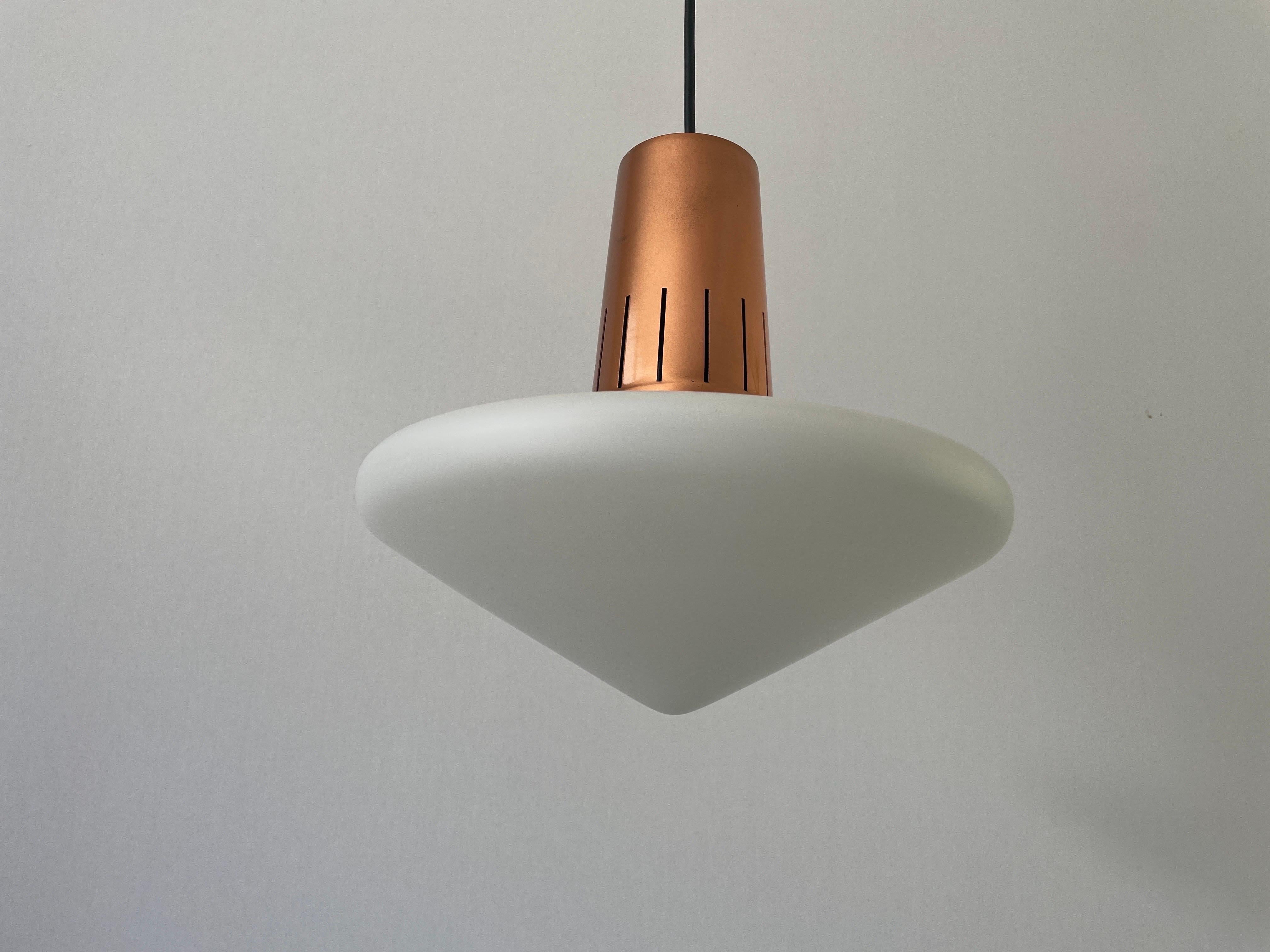 Pyramidenförmige Glas-Deckenleuchte, 1950er Jahre, Deutschland

Elegante Hängelampe mit minimalem Design

Der Lampenschirm ist in gutem Zustand und sehr sauber. 
Diese Lampe funktioniert mit einer E27-Glühbirne. 
Verkabelt und geeignet für 220V und
