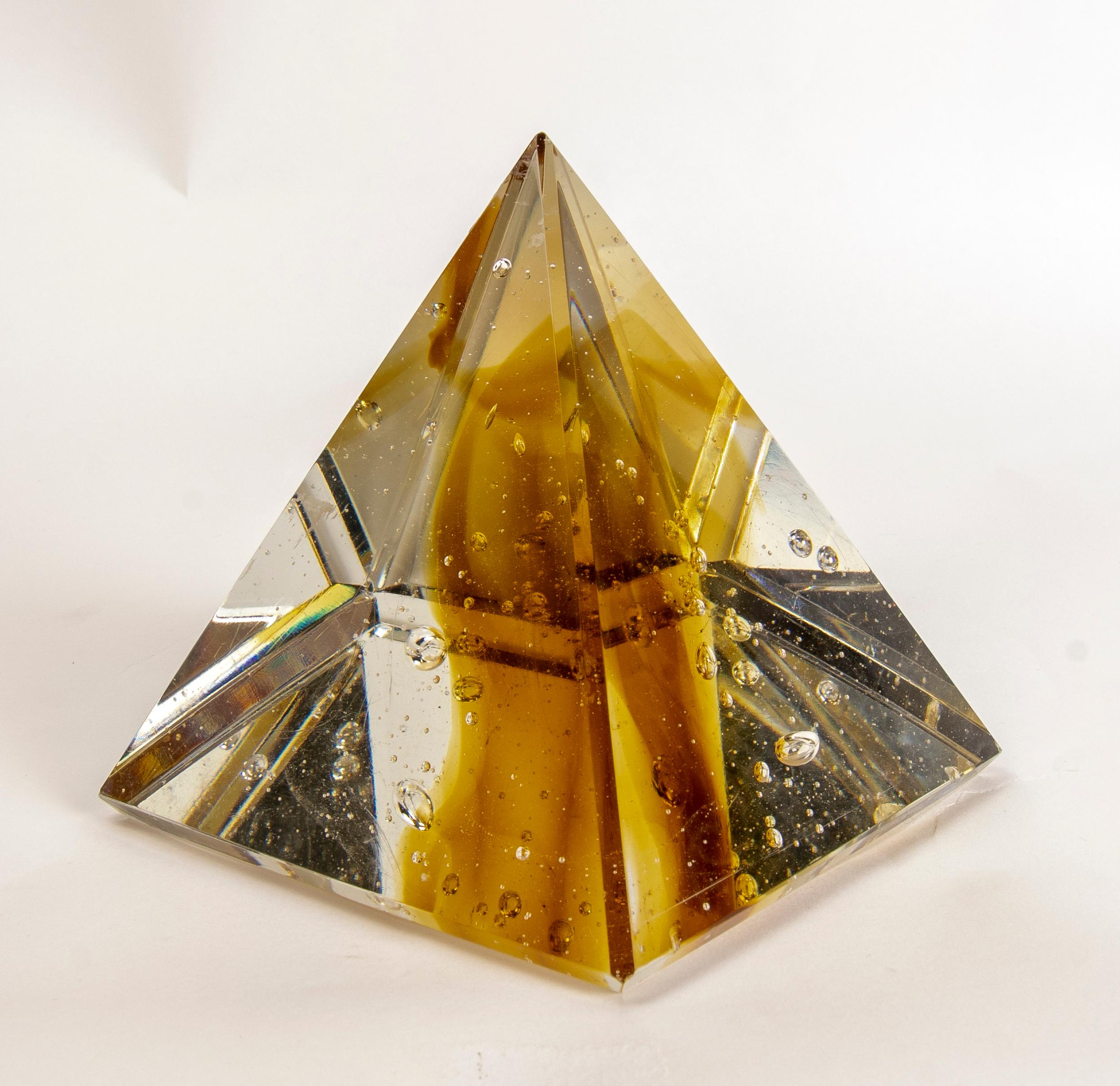 Pyramidenförmiger Briefbeschwerer aus Glas (20. Jahrhundert) im Angebot