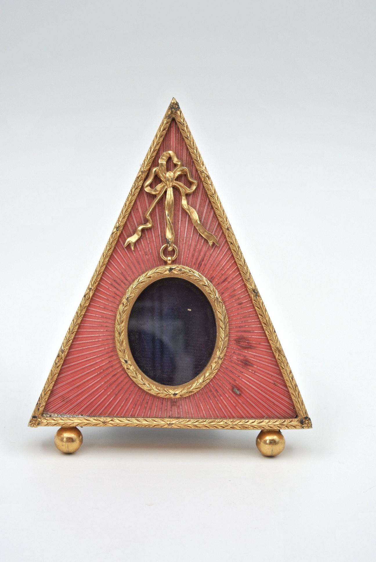 Pyramid-shaped photo frame in gilded bronze and enamel, 19th century, Napoleon III period.
Measures: H 13 cm, W 10 cm, D 1.5 cm.