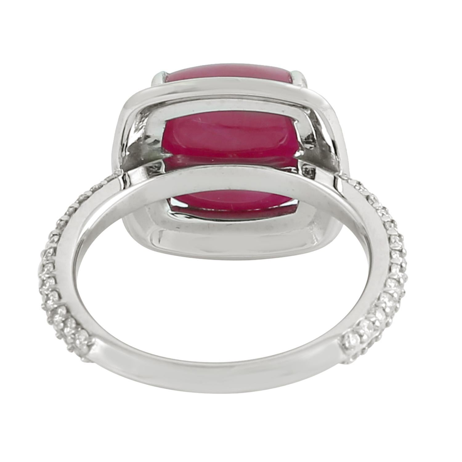 Sugarloaf Shaped Mozambique Ruby Ring With Green Enamel & Diamonds Art Decó en venta