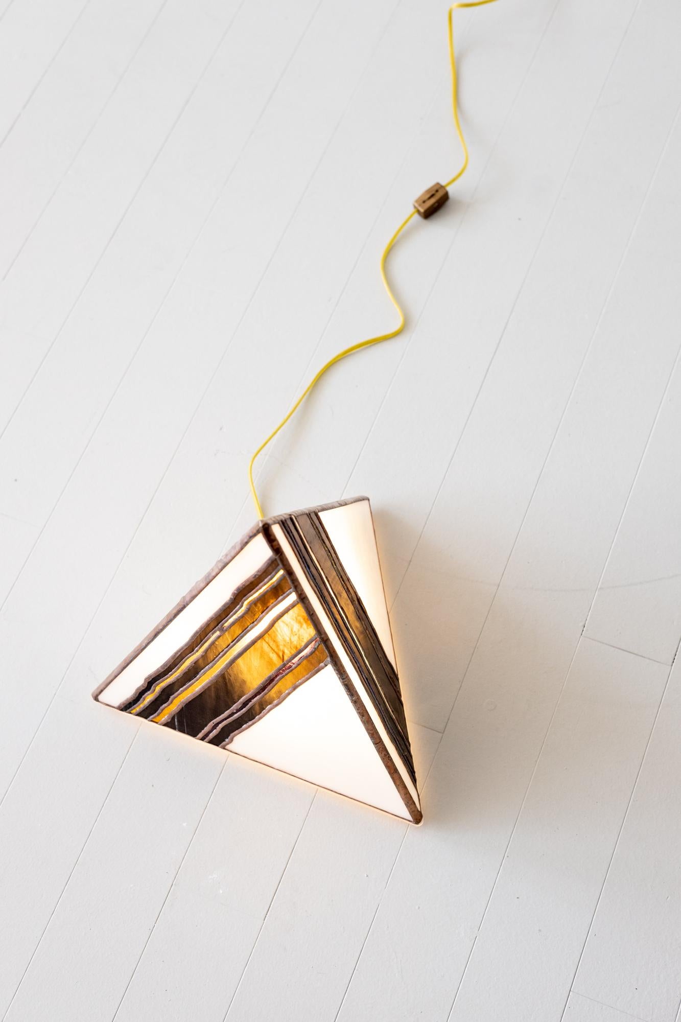 Américain Lampe de table Pyramid par Friend of All, design abstrait fait au pinceau en vente
