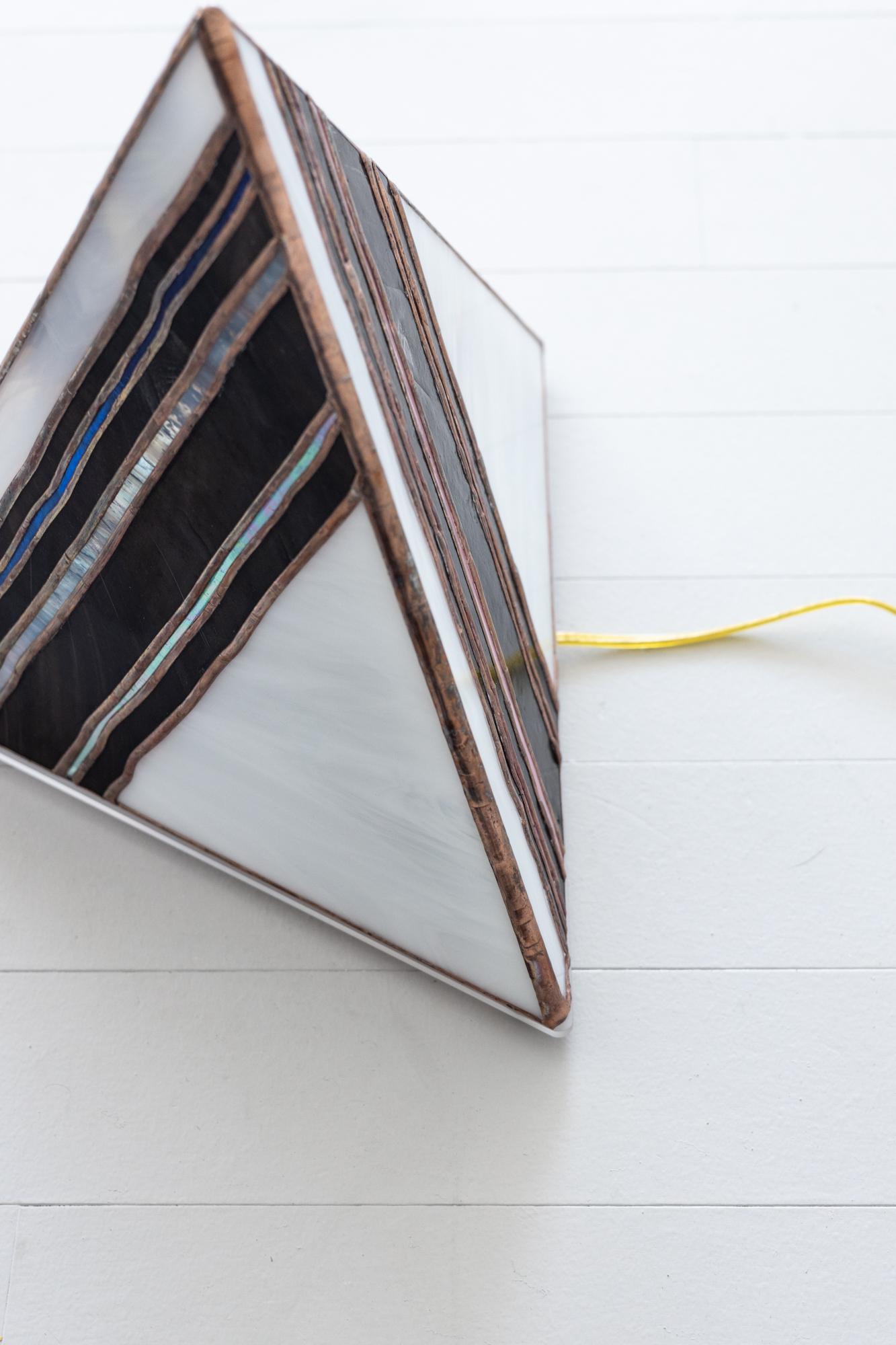 Tacheté Lampe de table Pyramid par Friend of All, design abstrait fait au pinceau en vente