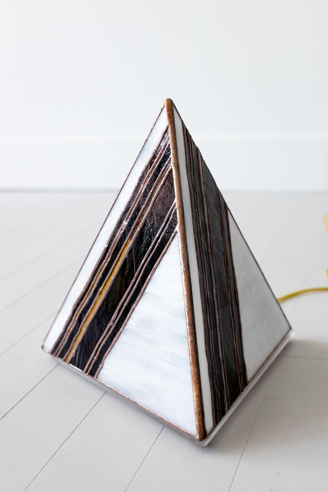 Lampe de table Pyramid par Friend of All, design abstrait fait au pinceau Neuf - En vente à Philadelphia, PA