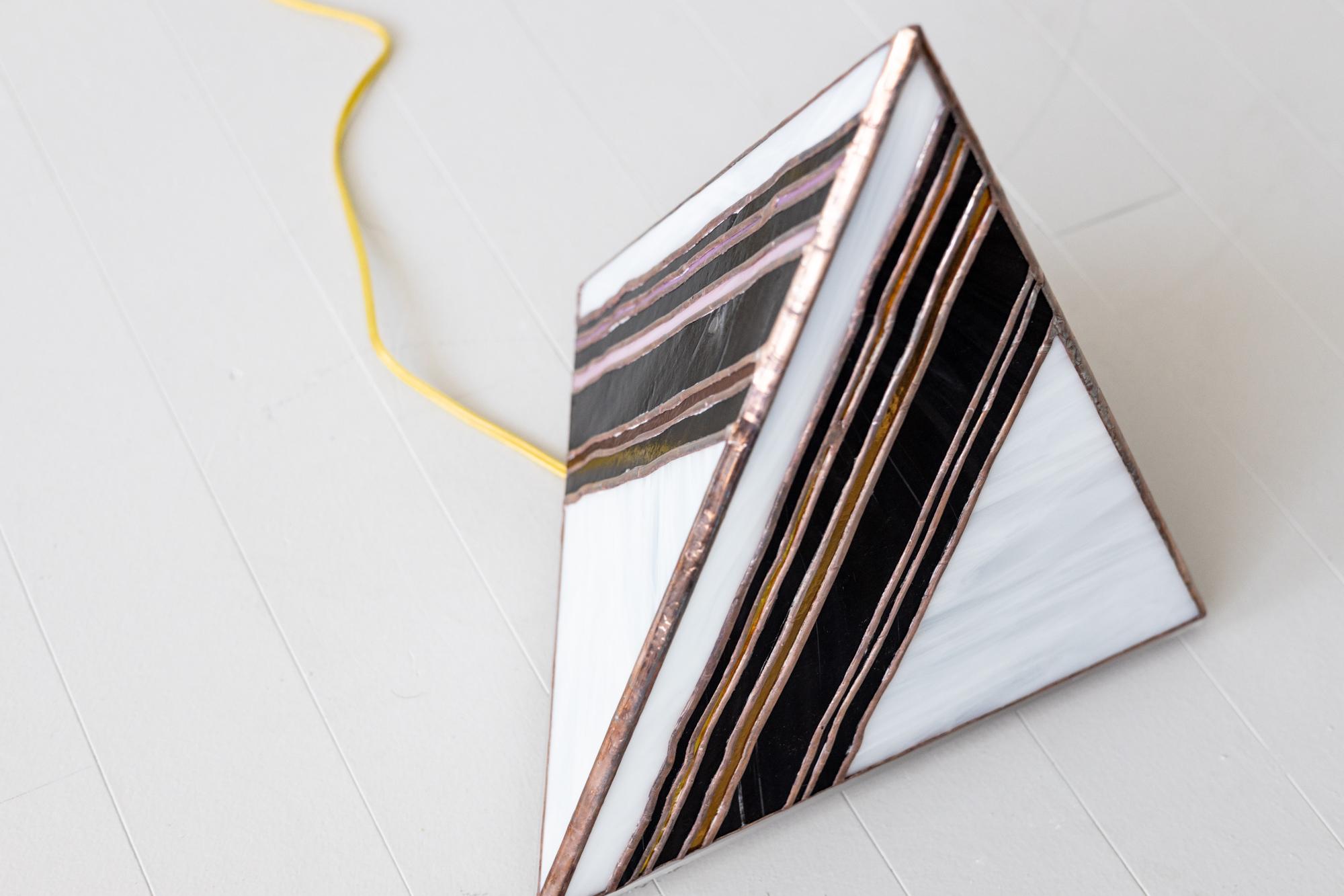 Lampe de table Pyramid par Friend of All, design abstrait fait au pinceau en vente 1