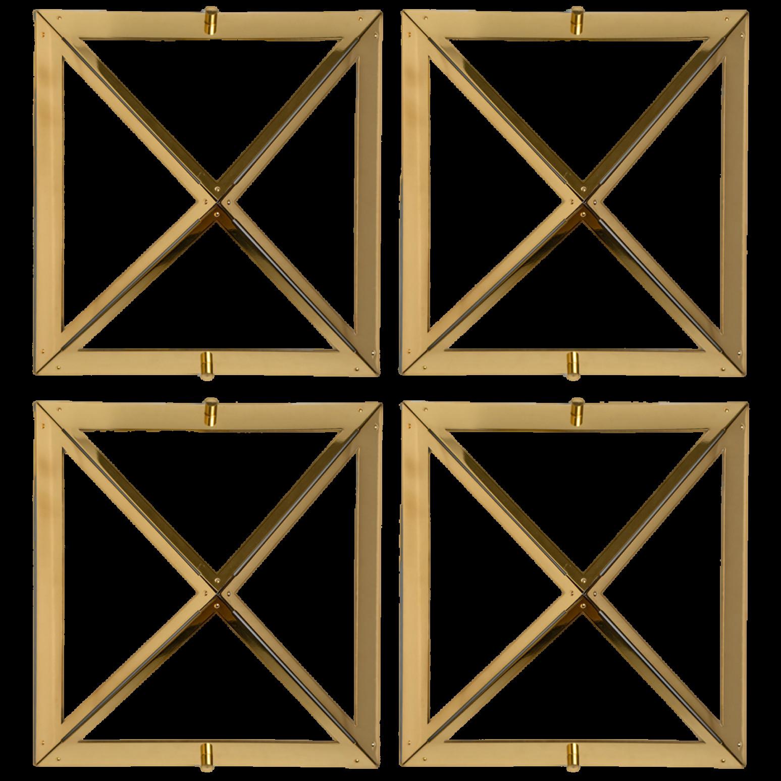 Pyramidenförmige Wandleuchten aus weißem Opalglas mit Messingdetails. Hergestellt von Glashütte Limburg in Deutschland in den 1970er Jahren. (Anfang der 1970er Jahre).
Schöne Handwerkskunst. Minimalistisches, geometrisches und einfach geformtes