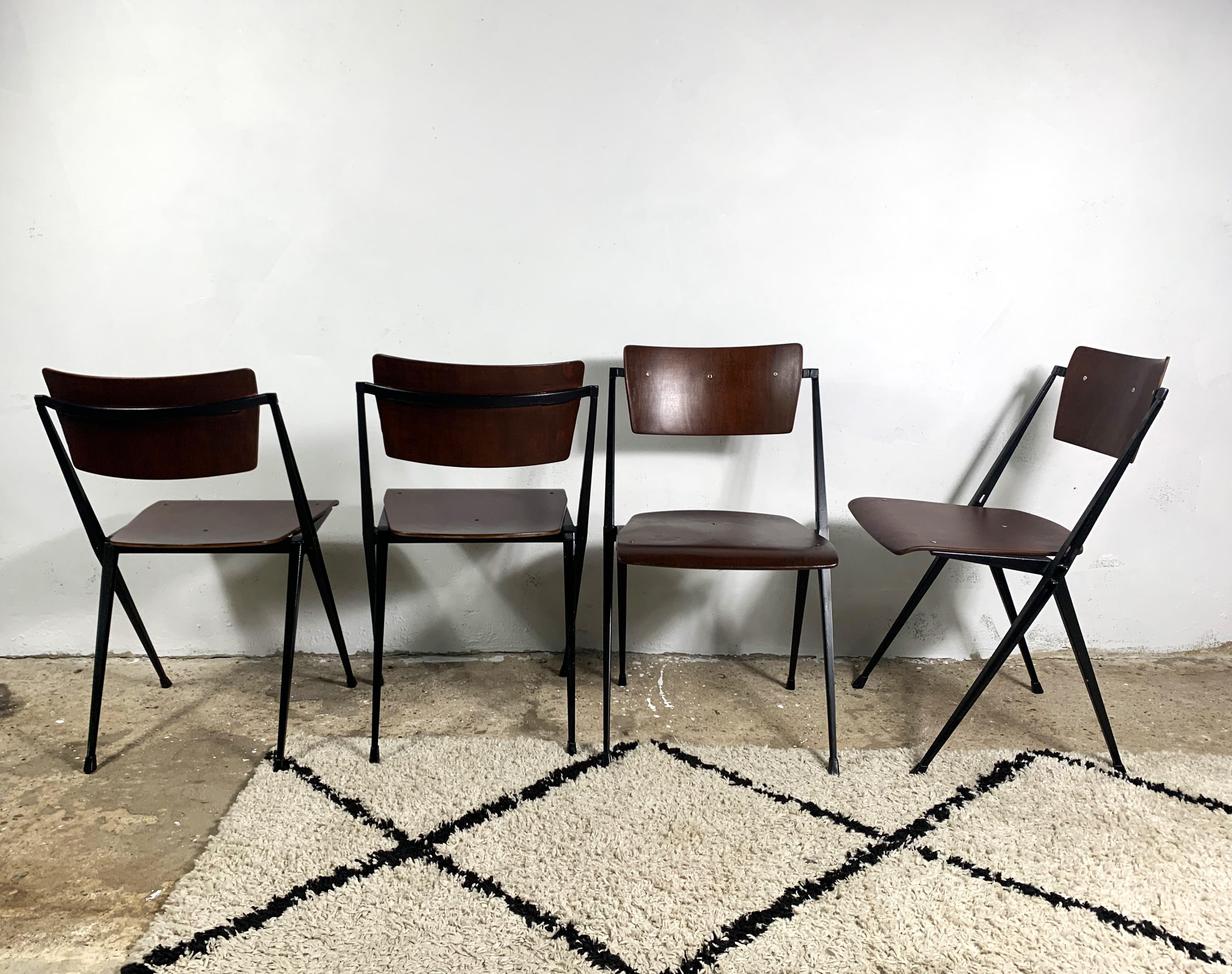 Ensemble de 4 chaises pyramidales de Wim Rietveld, industriel du milieu du siècle dernier en vente 3