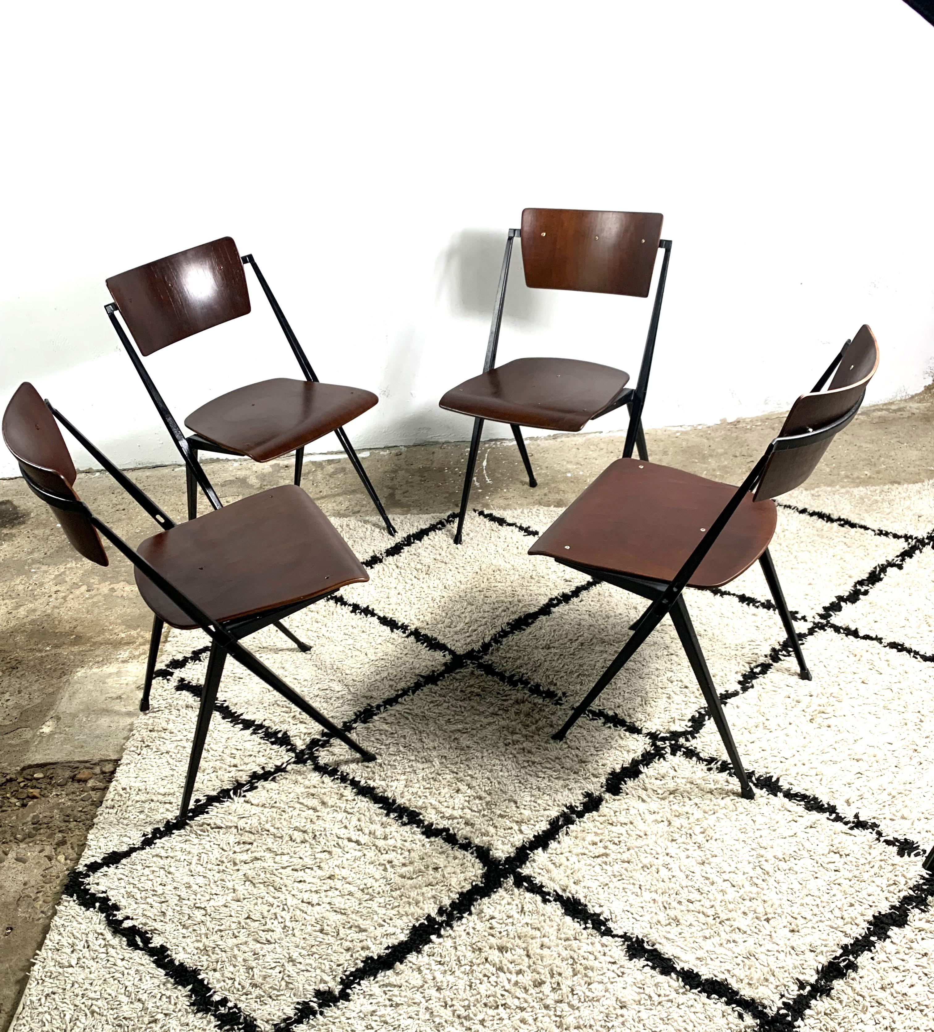 Ensemble de 4 chaises pyramidales de Wim Rietveld, industriel du milieu du siècle dernier en vente 4