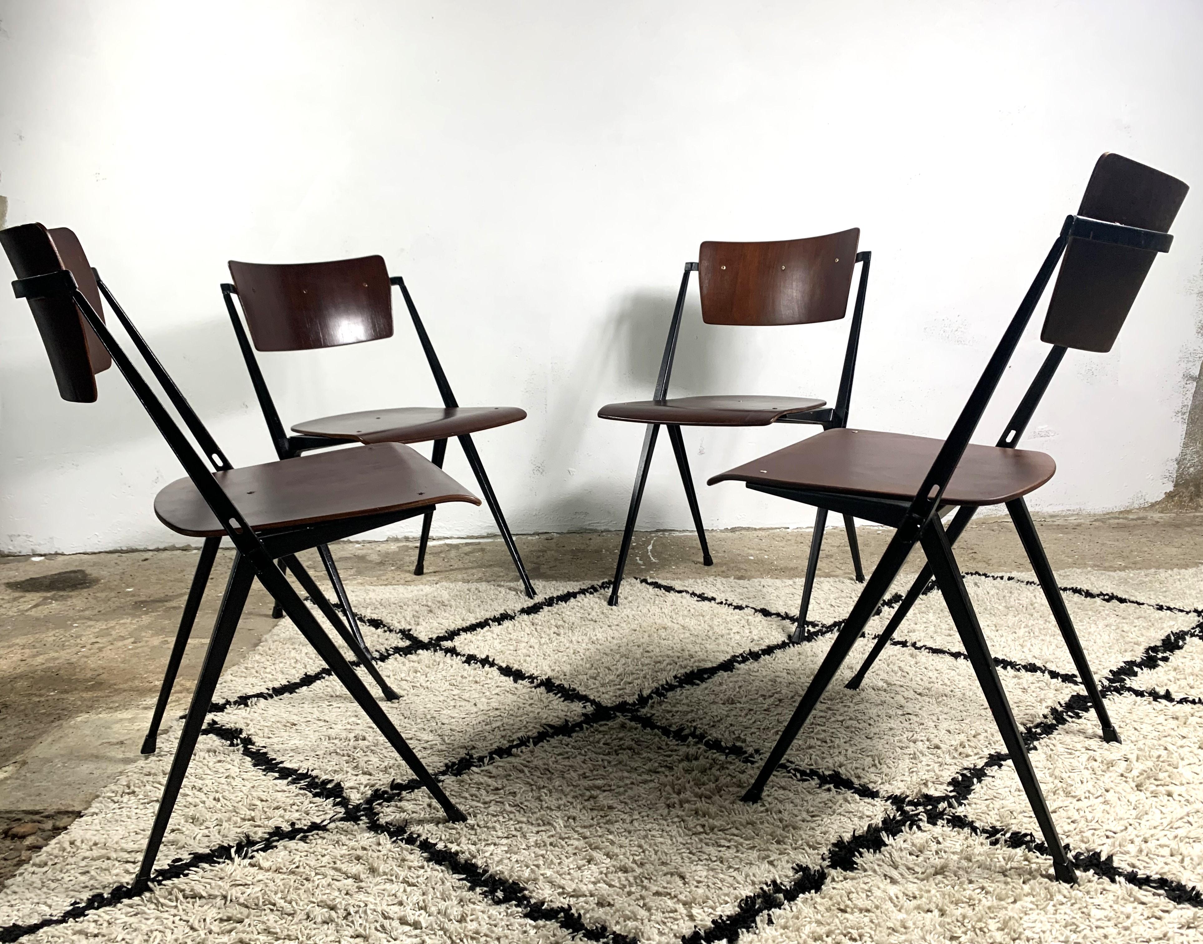 Ensemble de 4 chaises pyramidales de Wim Rietveld, industriel du milieu du siècle dernier en vente 5
