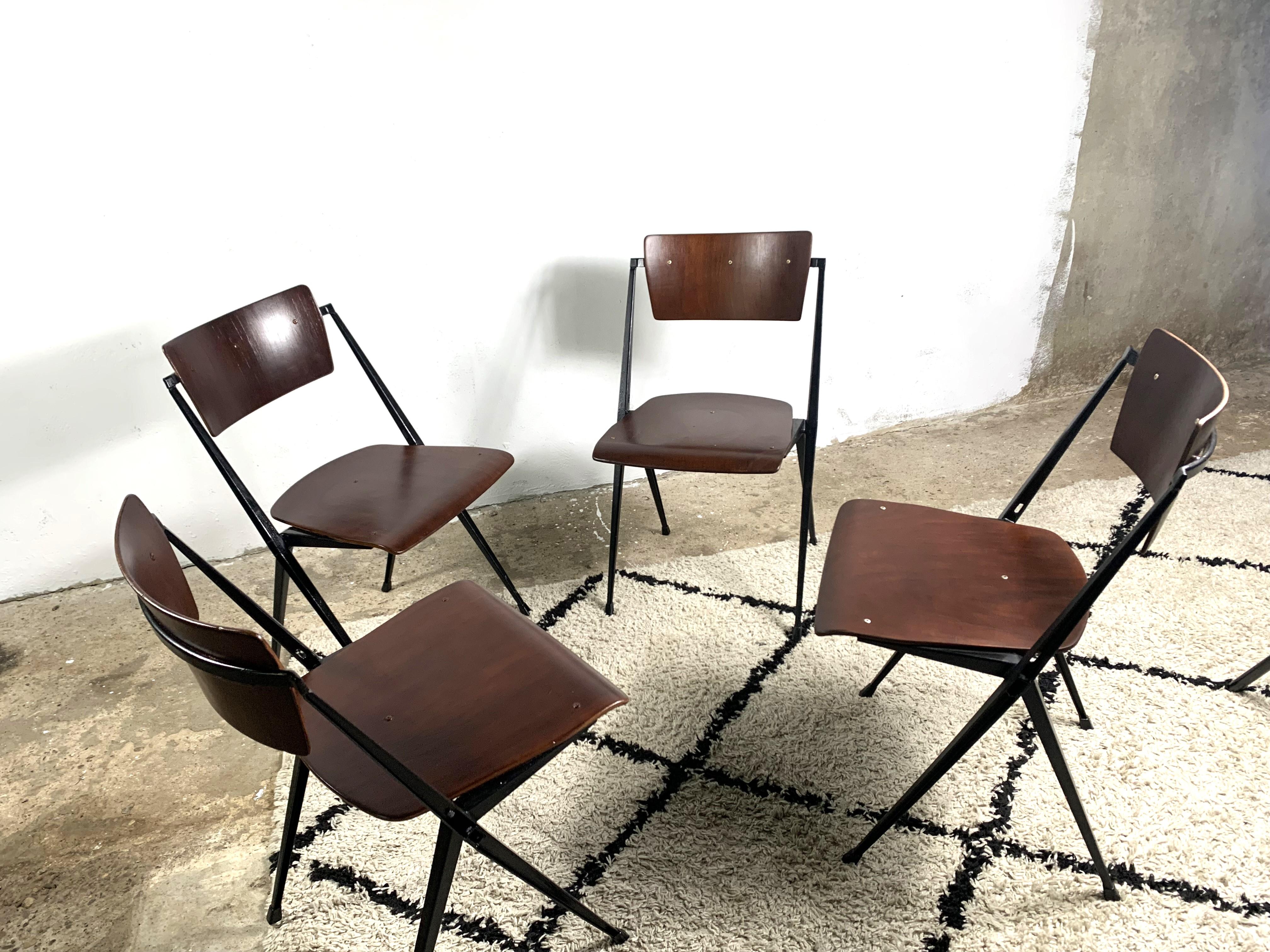 Ensemble de 4 chaises pyramidales de Wim Rietveld, industriel du milieu du siècle dernier en vente 9